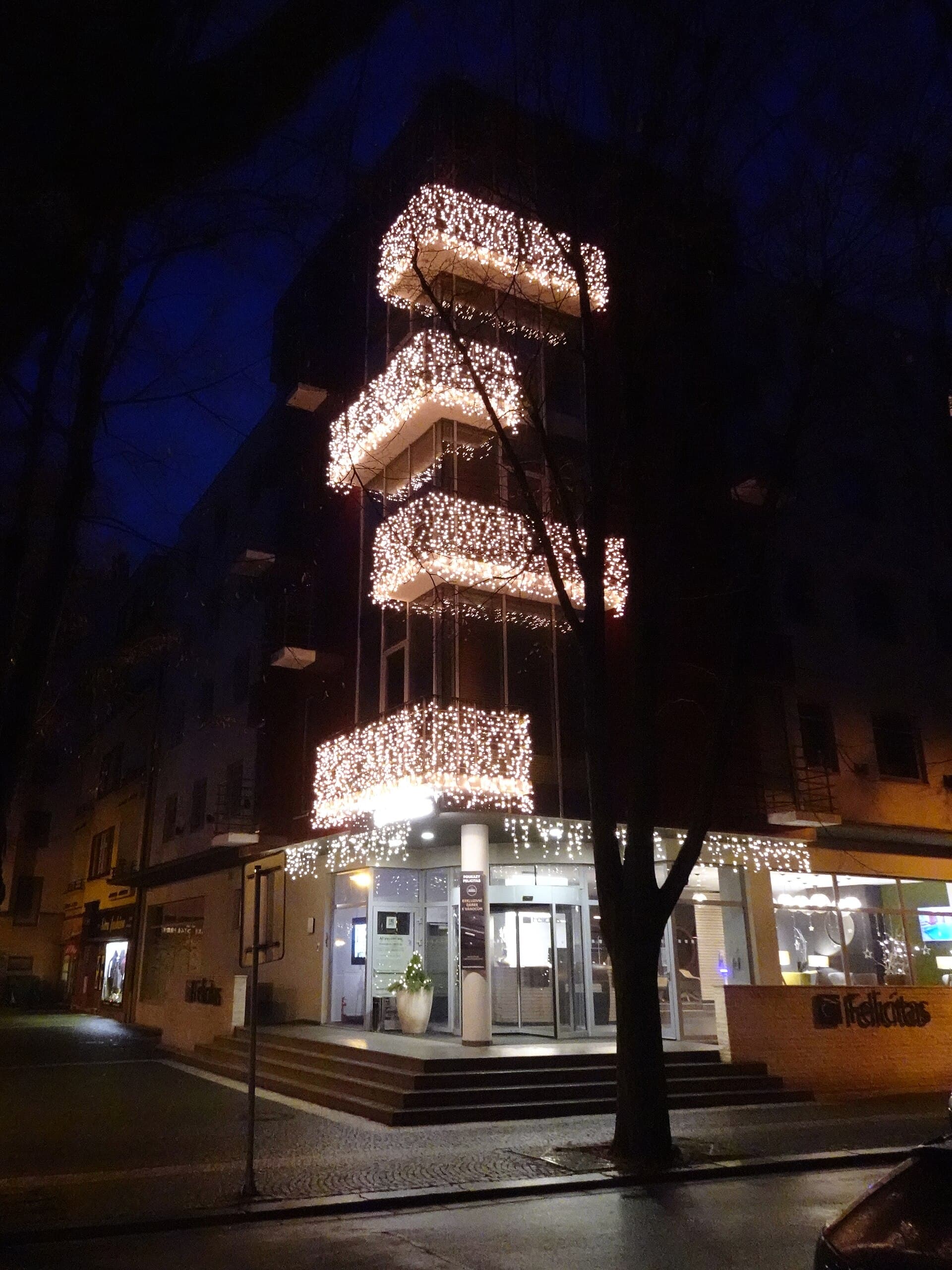 Spa Hotel Felicitas (via Wikimedia Commons, CC BY-SA 4.0)