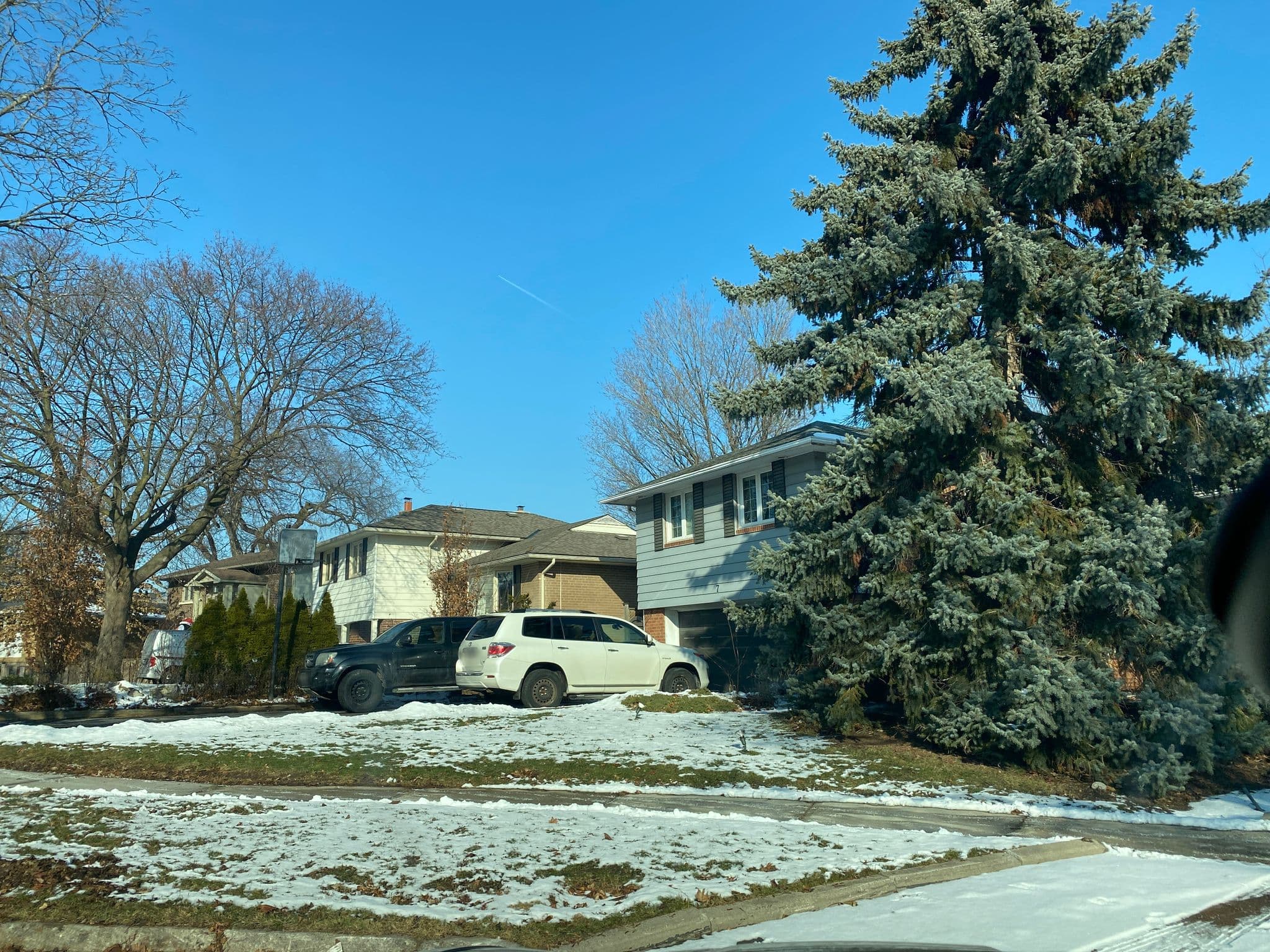 Street view near Finnie's, Eringate-Centennial-West Deane — © antonydunston20 (CC BY-SA · Mapillary)