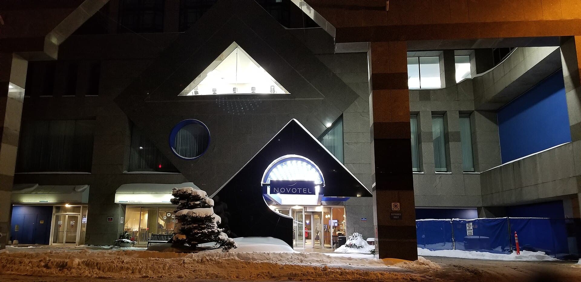 Novotel Toronto North York (via Wikimedia Commons, CC BY-SA 3.0)
