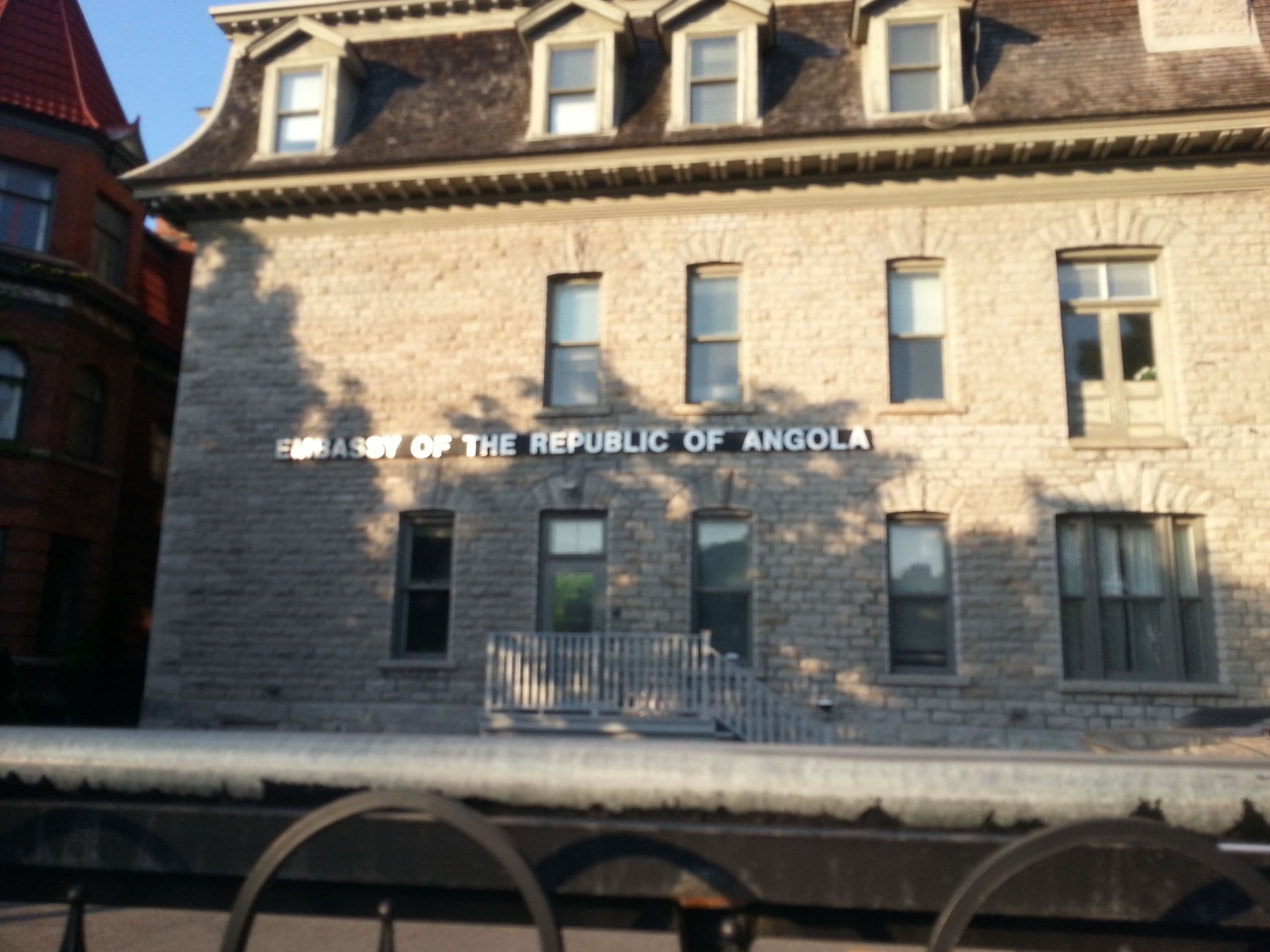 Street view near Auberge King Edward, Sandy Hill — © rps333 (CC BY-SA · Mapillary)