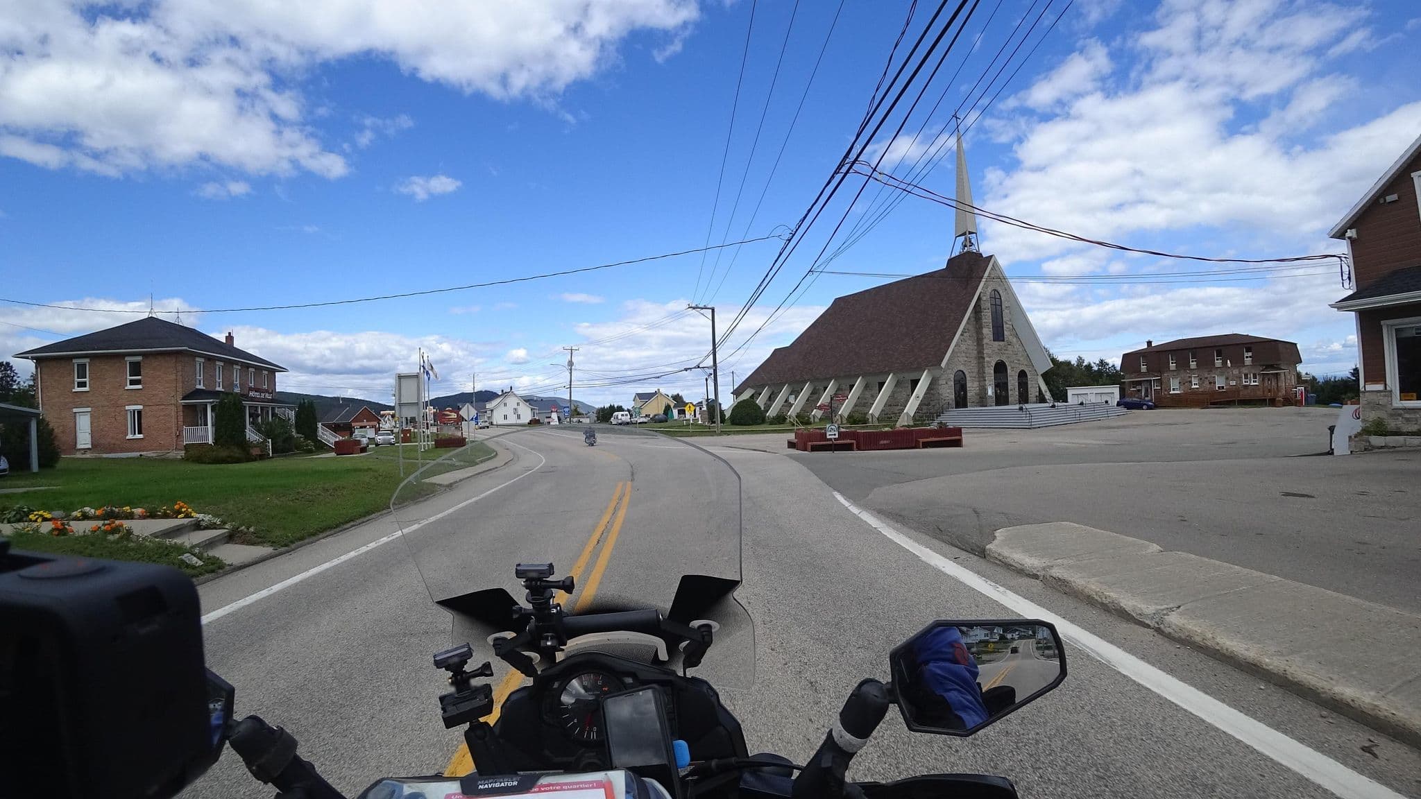 Street view near Motel de la Pointe Aux Bouleaux, Saint-Siméon — © michelcouturemotomcm (CC BY-SA · Mapillary)