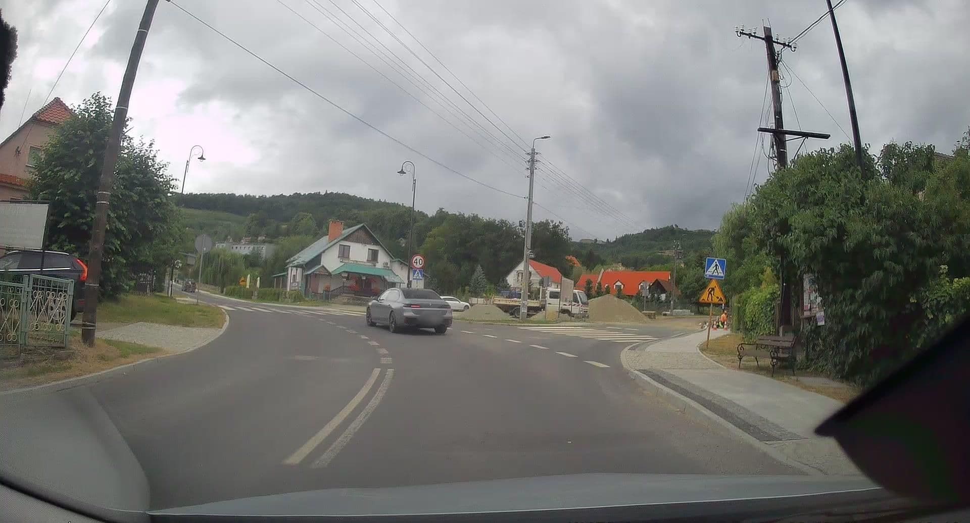 Street view near Przedsiębiorstwo Turystyczne Fort Tour - Hotel-Restauracja Koniuszy Stoszowice, Stoszowice — © edc22 (CC BY-SA · Mapillary)