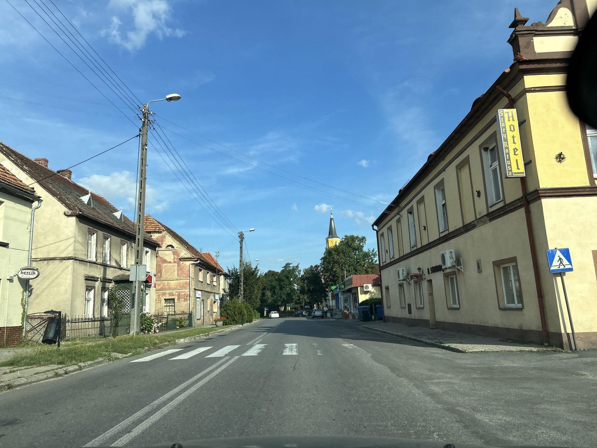 Street view near Hotel-Restauracja "Stary Ratusz" Elżbieta i Wojciech Król S.C., Ciechów — © strudel (CC BY-SA · Mapillary)