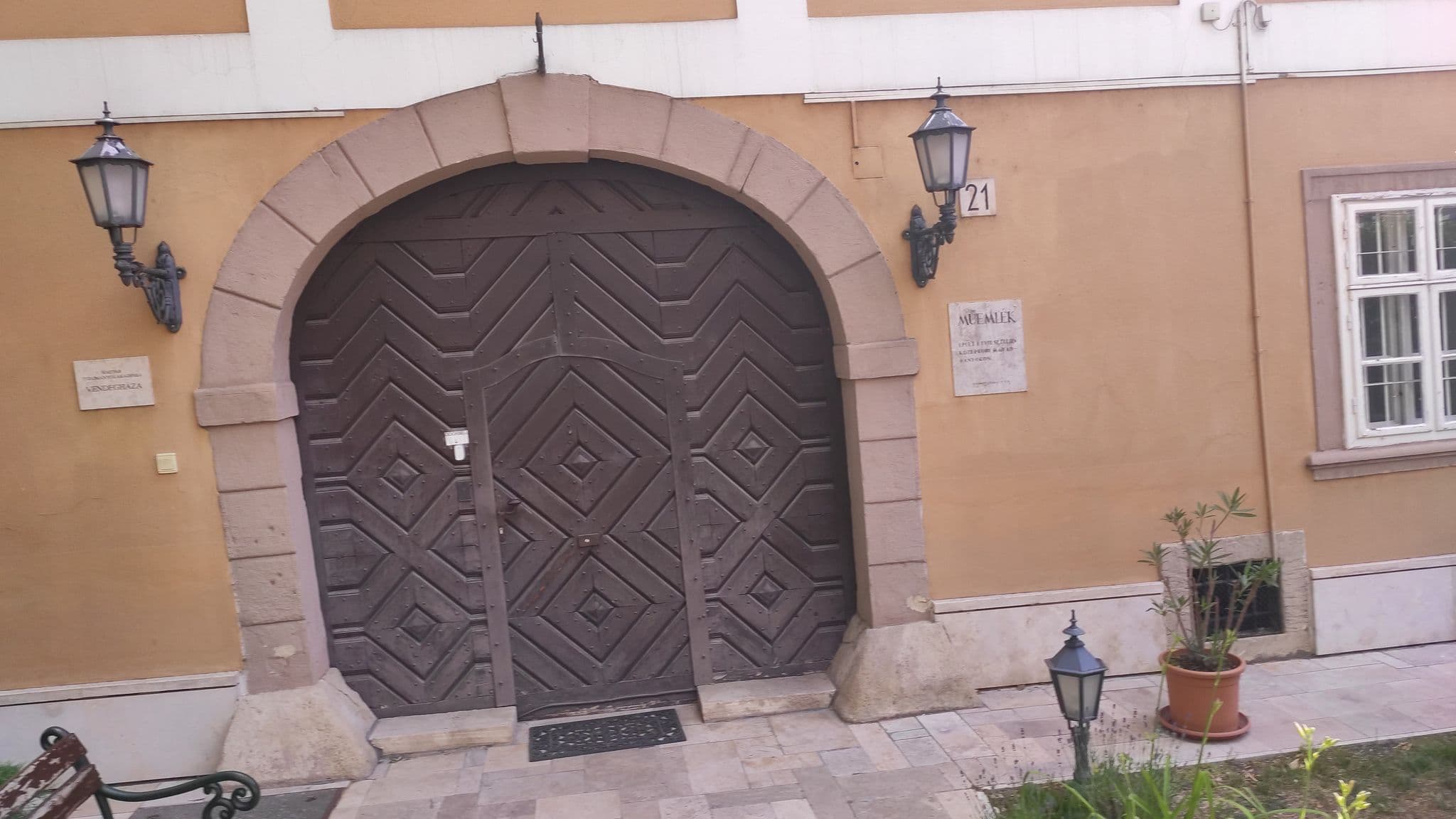 Street view near Petite Maison, Buda — © osm1012 (CC BY-SA · Mapillary)