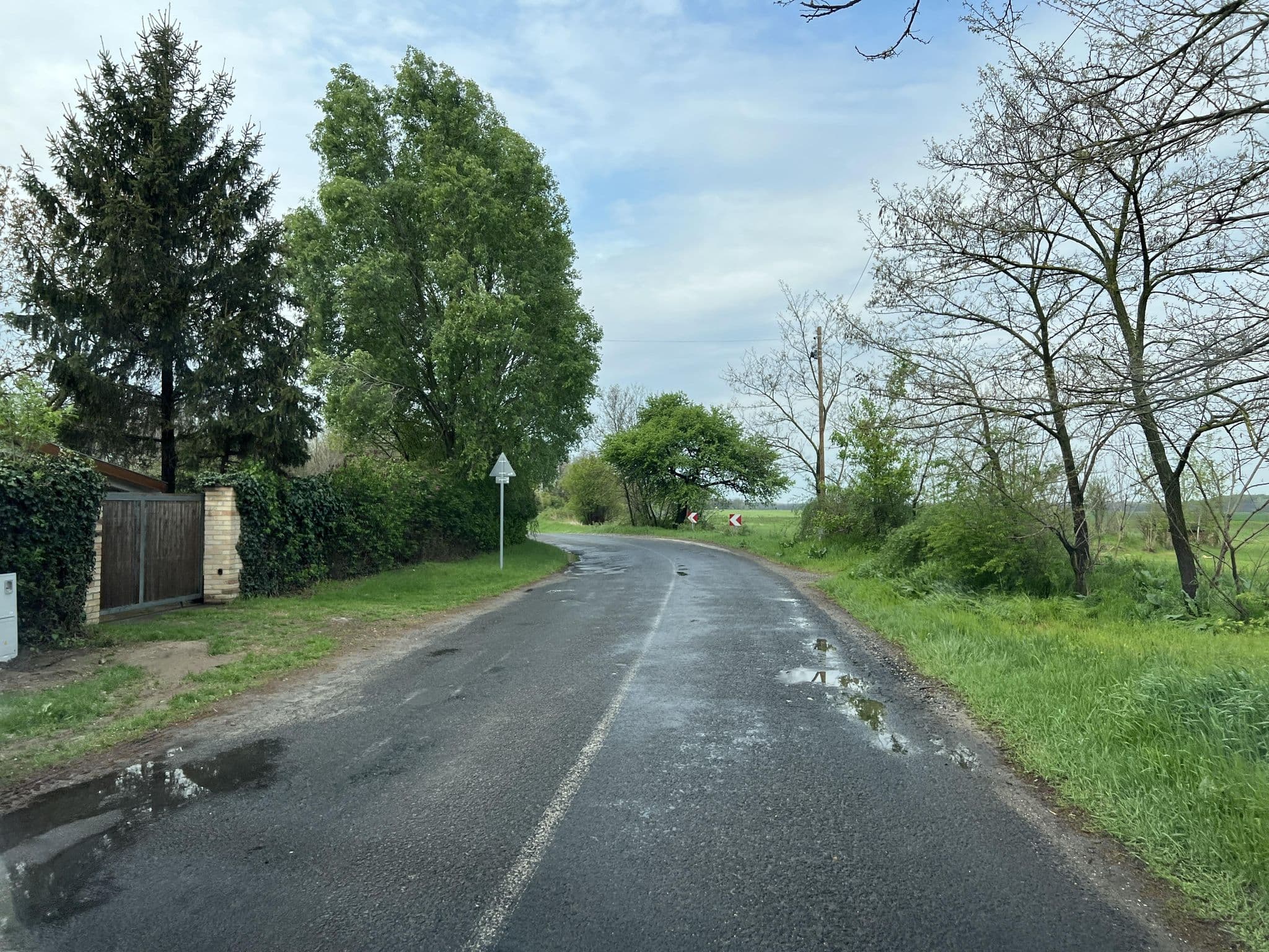 Street view near Fecskefészek, Dánszentmiklós — © mkpest (CC BY-SA · Mapillary)