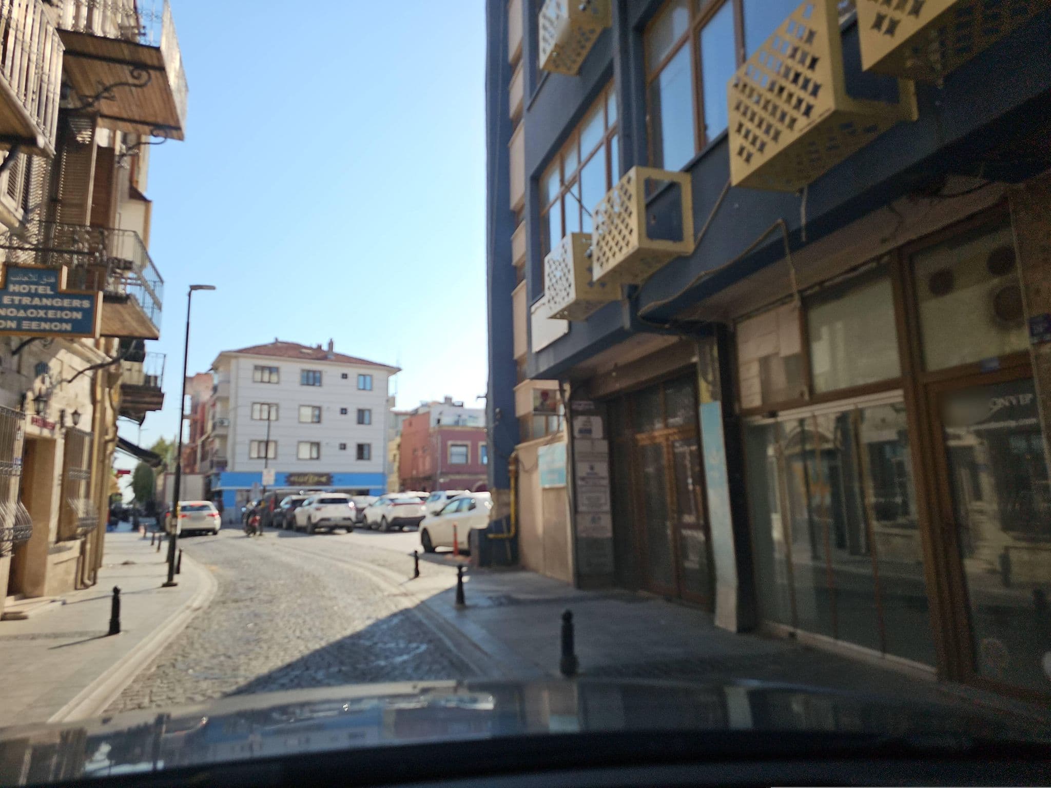 Street view near Hotel des Etrangers, Çanakkale — © observer17 (CC BY-SA · Mapillary)