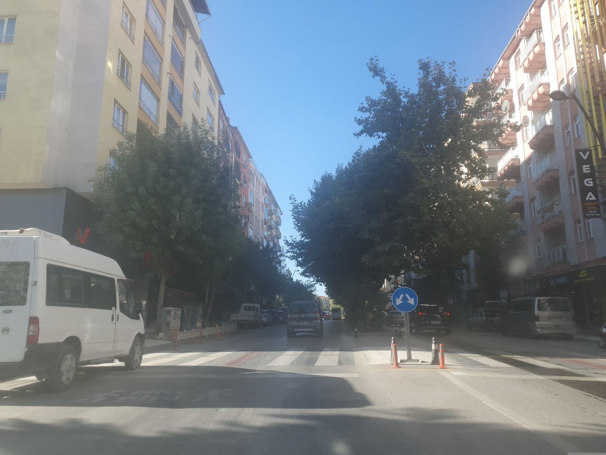 Street view near Esila Suite Apart Otel, Uşak — © VoSToK (CC BY-SA · Mapillary)