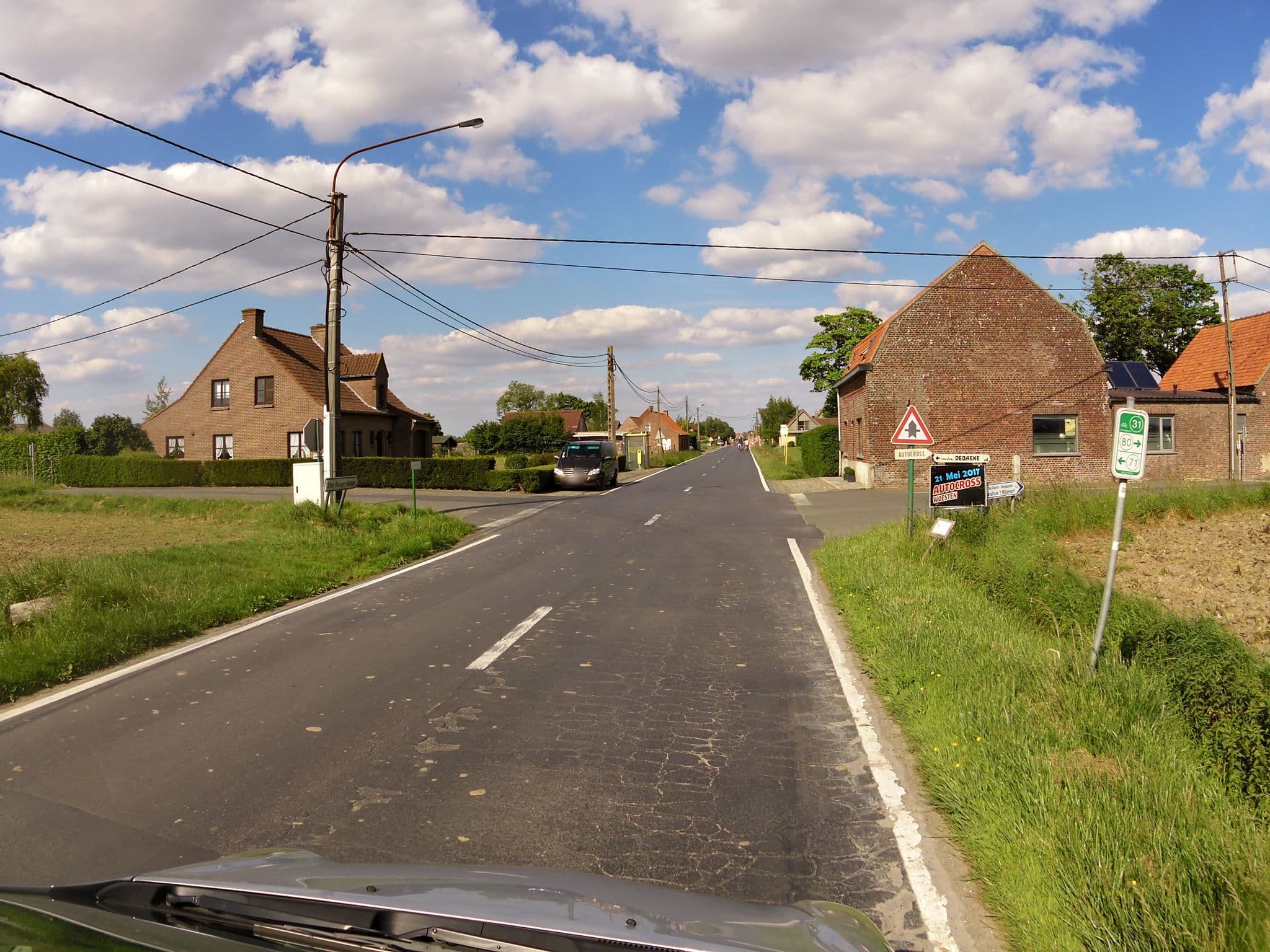 Street view near Residentie Dauwens-Croquette, Woesten — © zors1843 (CC BY-SA · Mapillary)