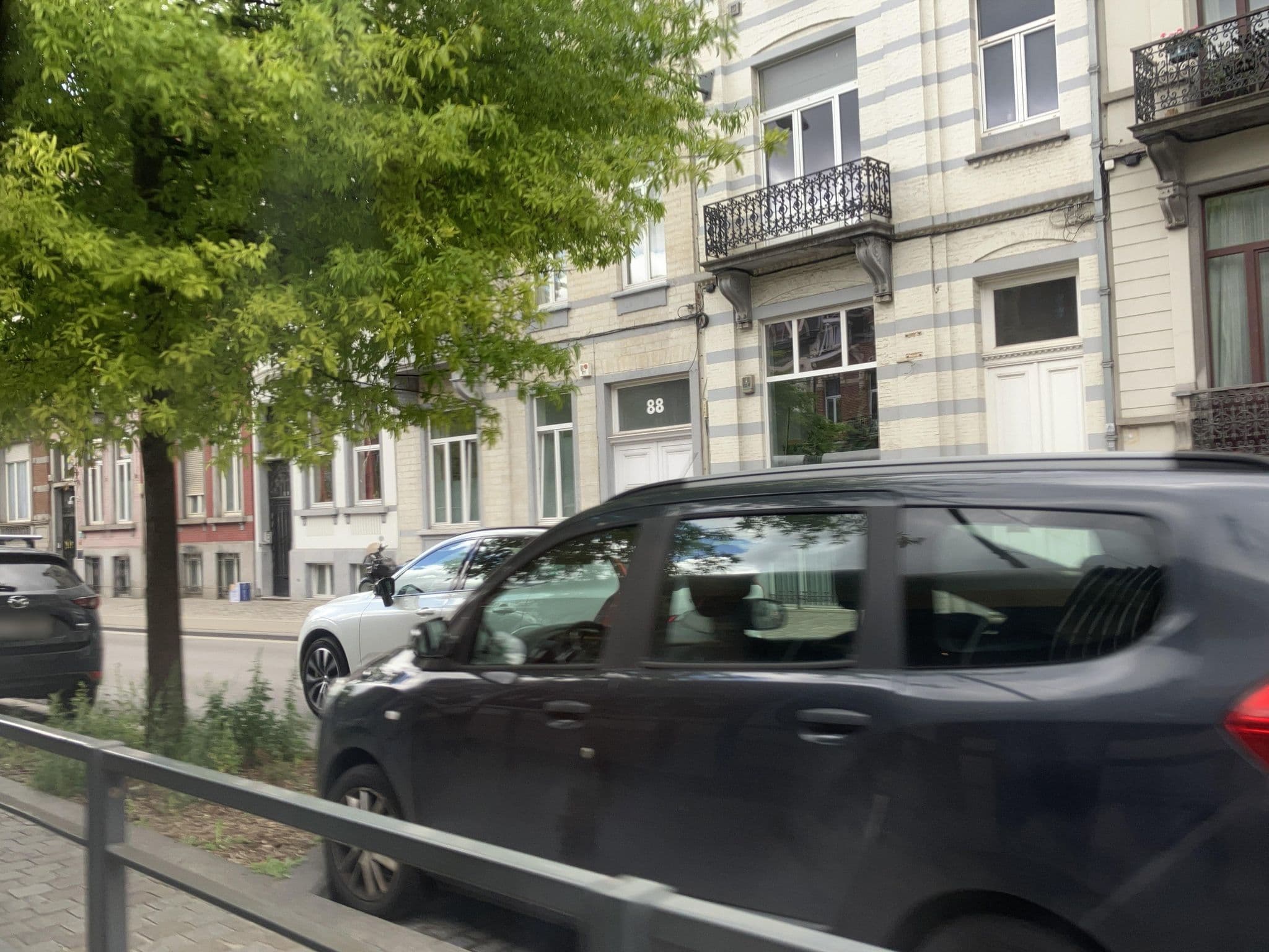 Street view near Hostel Louise, Etterbeek — © southglos (CC BY-SA · Mapillary)