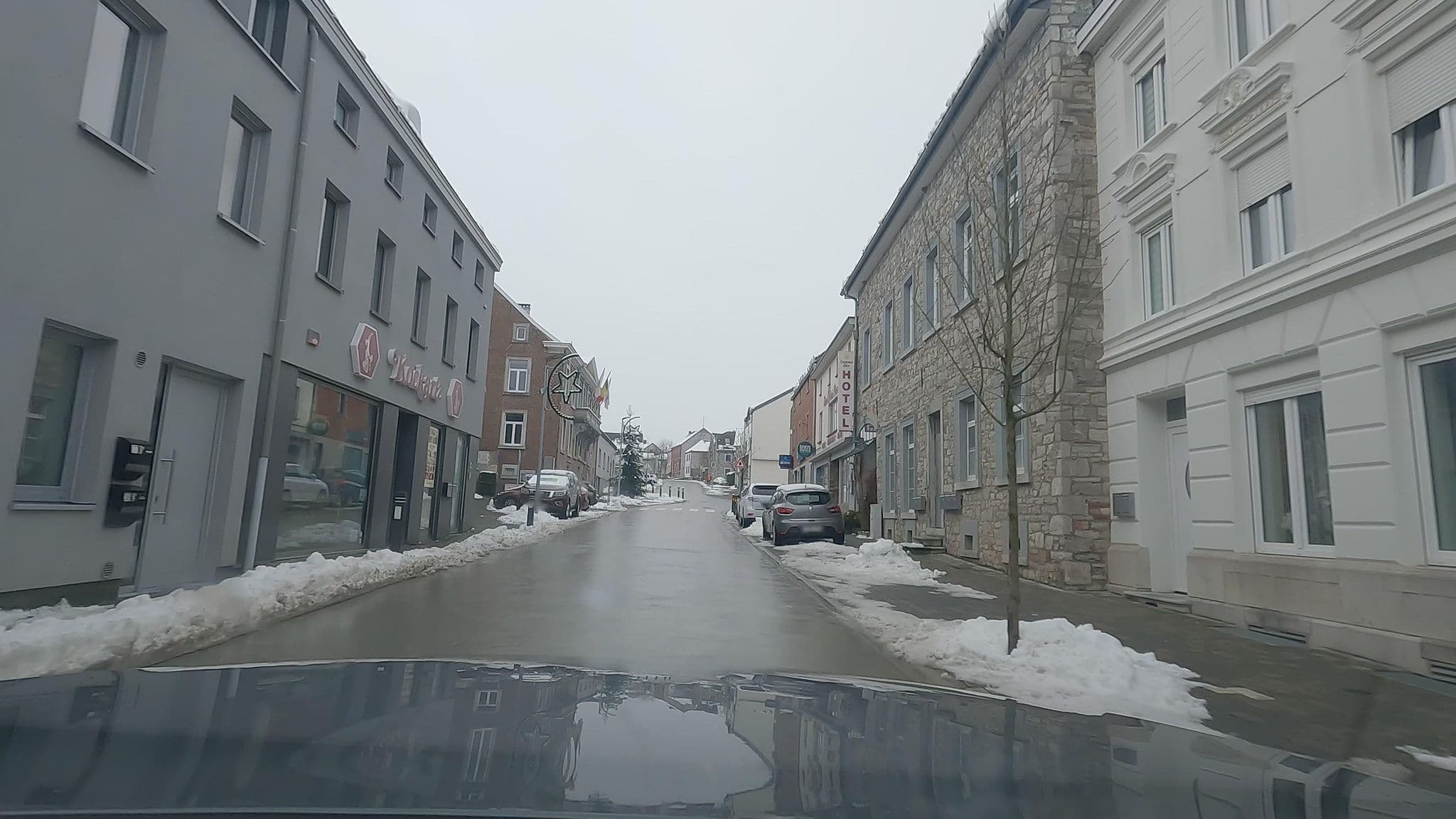 Street view near Hotel Restaurant Zum Onkel Jonathan Raeren, Raeren — © vinisa (CC BY-SA · Mapillary)