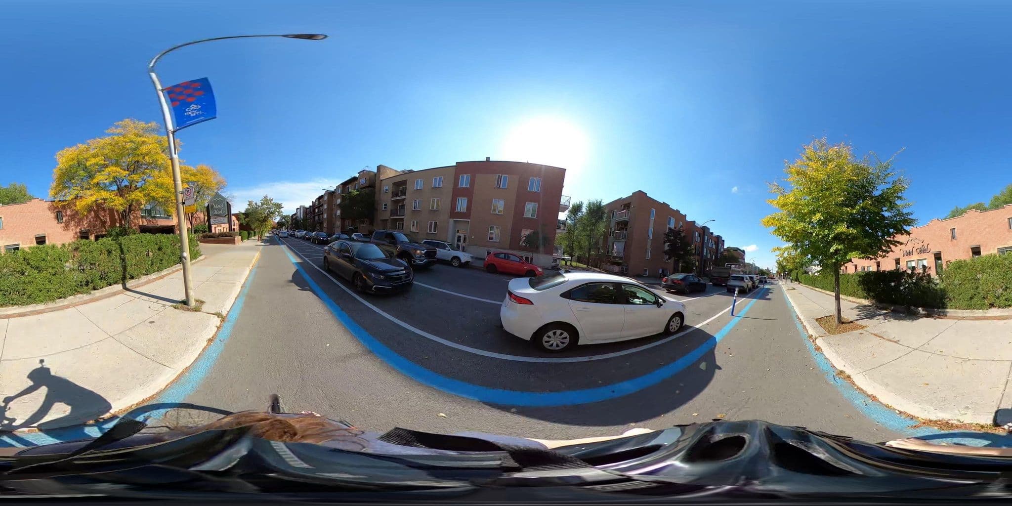 Street view near Motel Idéal, Ahuntsic-Cartierville — © une_abeille (CC BY-SA · Mapillary)