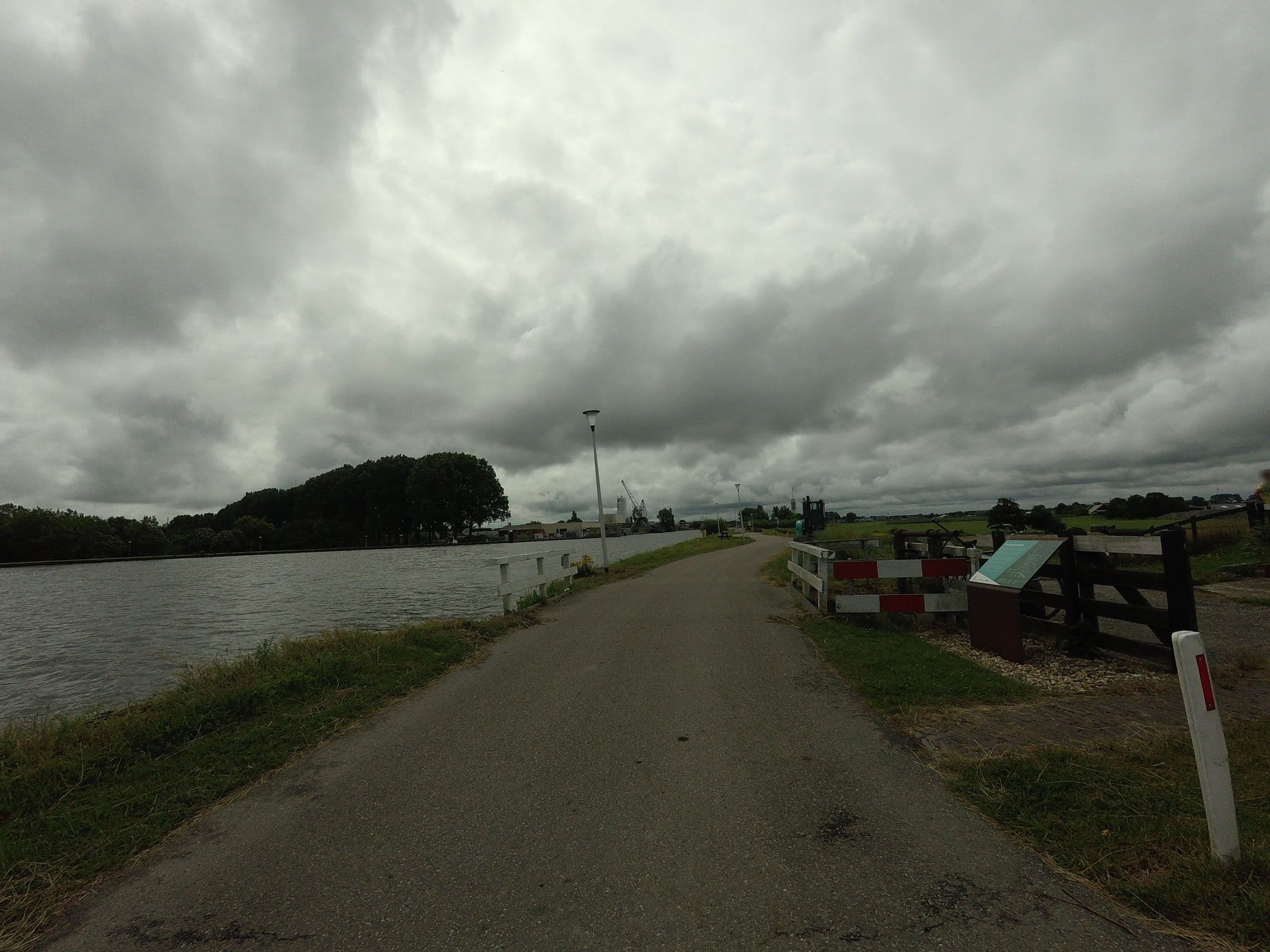 Street view near Logeren bij de Molen, Woubrugge — © ankeric (CC BY-SA · Mapillary)