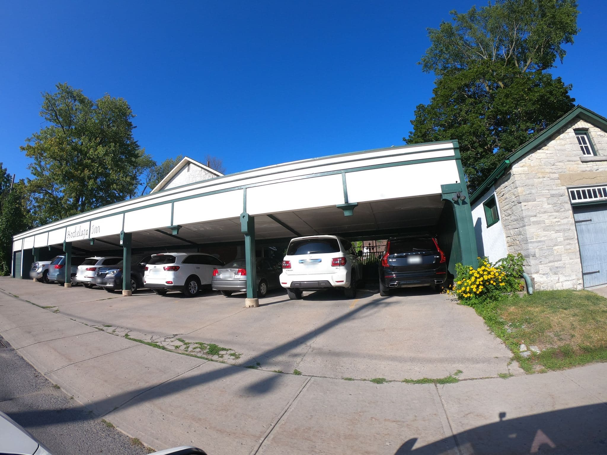 Street view near Hochelaga Inn, Kingston — © zzptichka (CC BY-SA · Mapillary)