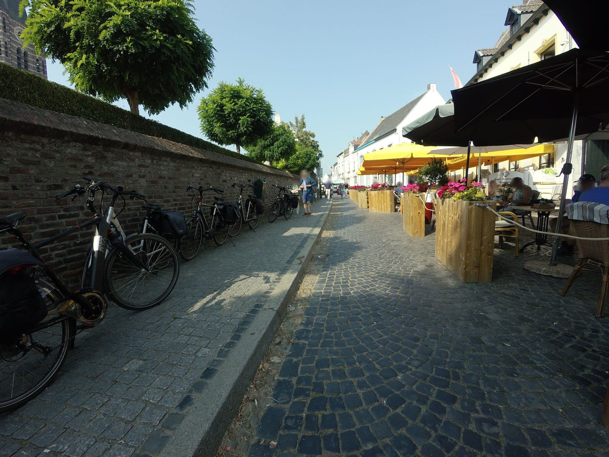 Street view near Holland Hotel Crasborn Thorn, Thorn — © madel (CC BY-SA · Mapillary)