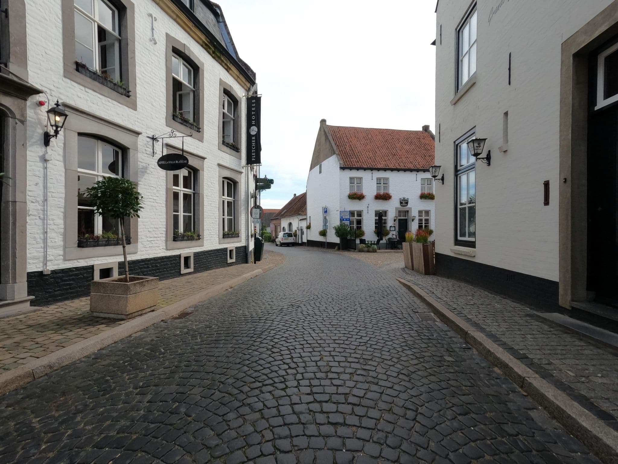 Street view near Fletcher Hotel La Ville Blanche Thorn, Thorn — © hektor1989 (CC BY-SA · Mapillary)