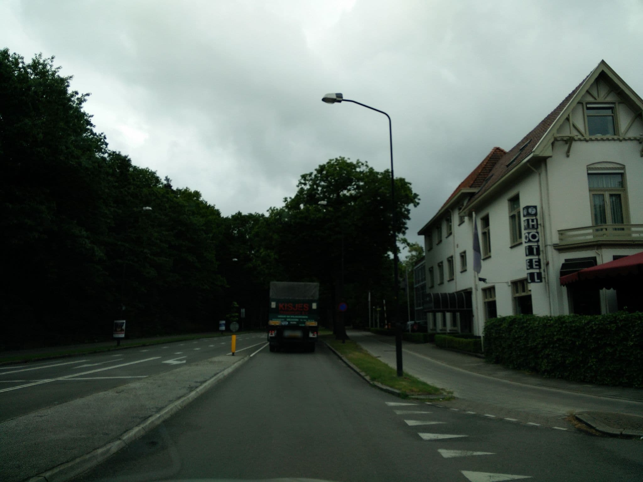 Street view near Fletcher Hotel Apeldoorn, Berg en Bos — © volucris (CC BY-SA · Mapillary)