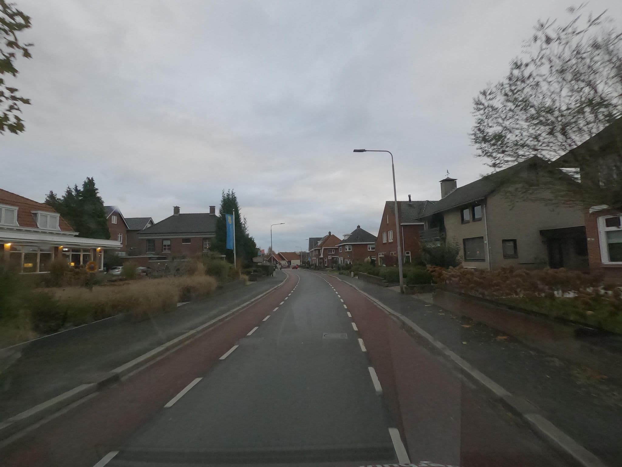 Street view near Hotel Restaurant Het Wapen van Ootmarsum, Ootmarsum — © jonrellim (CC BY-SA · Mapillary)