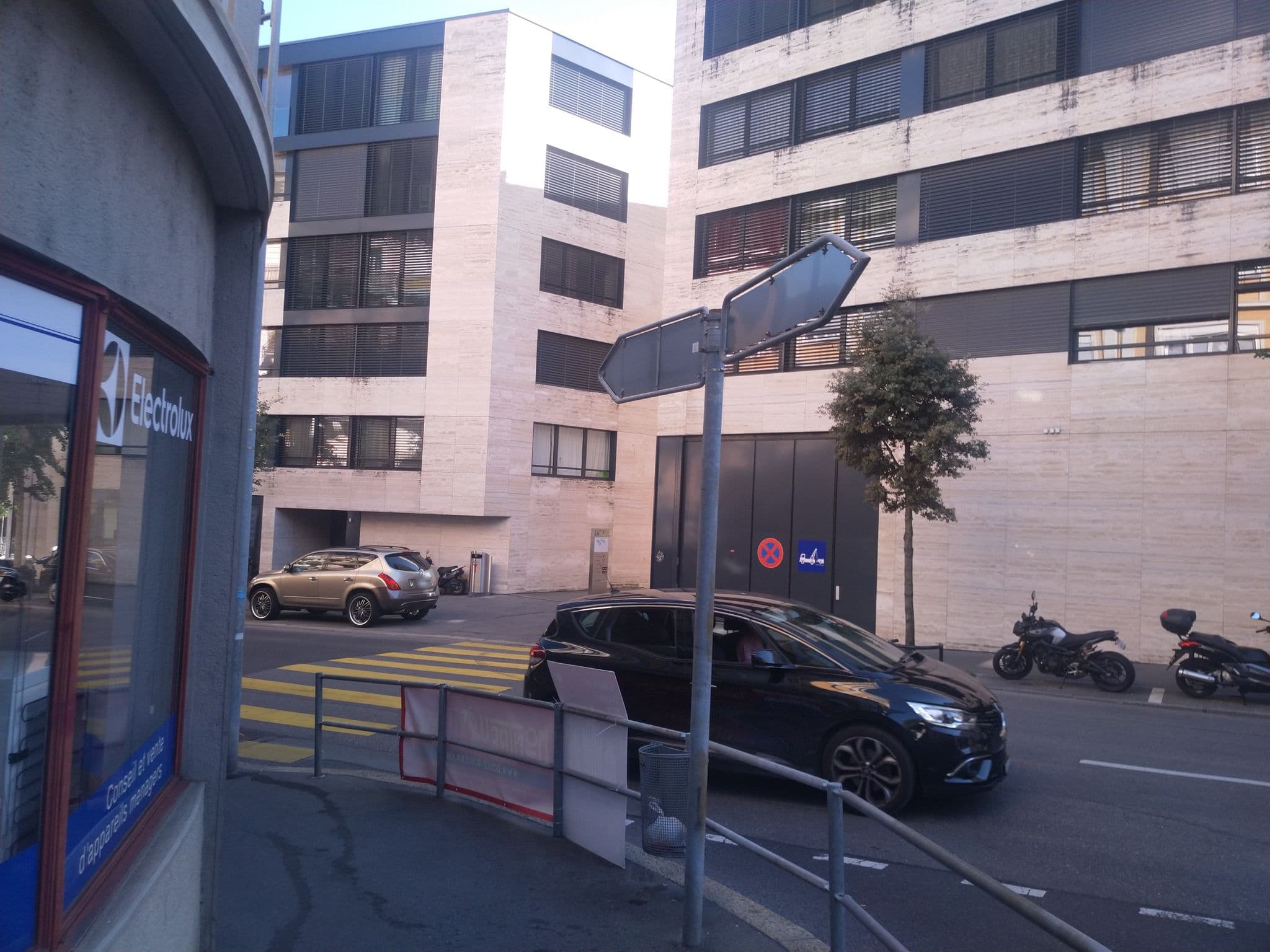 Street view near Hôtel de la Paix, Montreux — © pablopita (CC BY-SA · Mapillary)