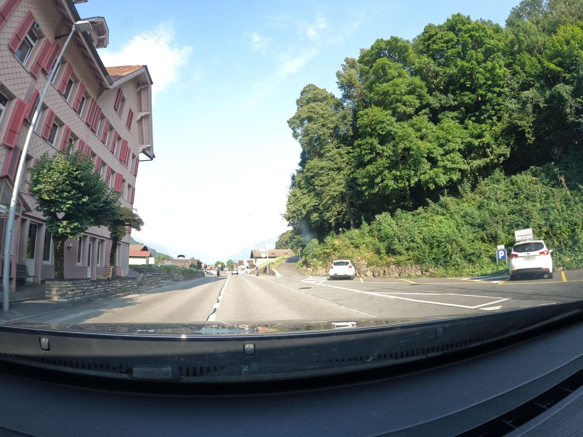Street view near Hotel-Restaurant Park, Ringgenberg — © vinisa (CC BY-SA · Mapillary)
