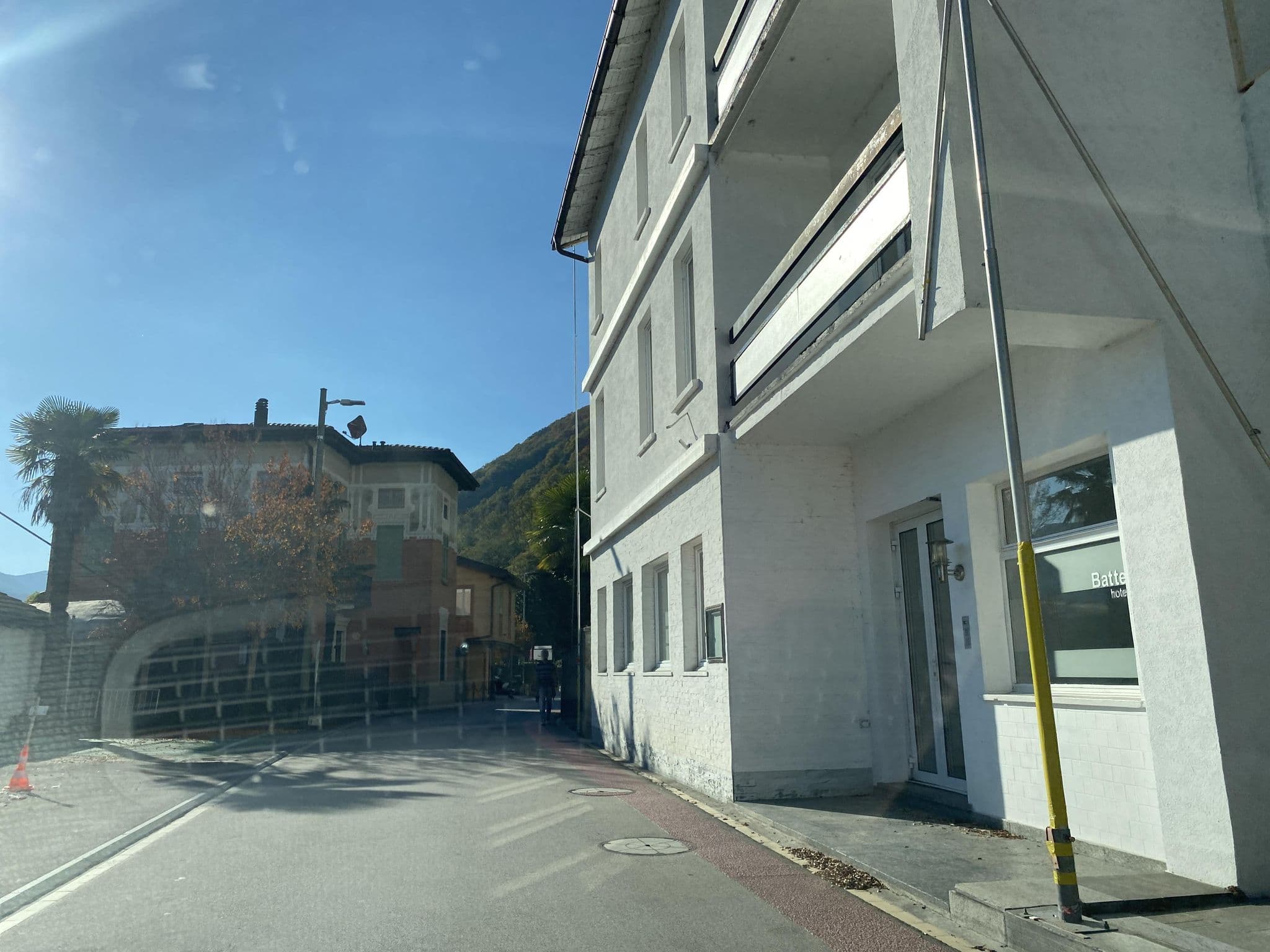 Street view near Albergo Battello, Melide — © chrisbeddow (CC BY-SA · Mapillary)