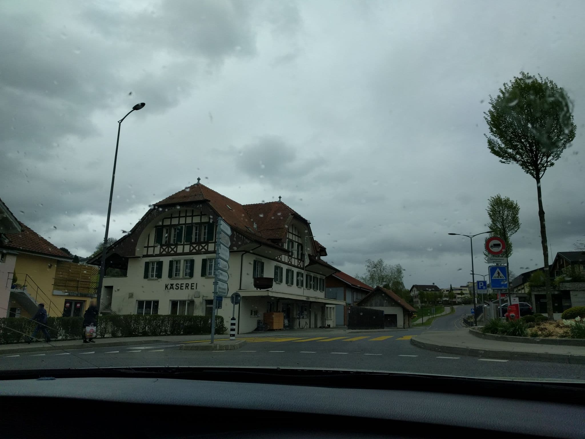 Street view near Hotel Ochsen, Düdingen — © wakefred (CC BY-SA · Mapillary)
