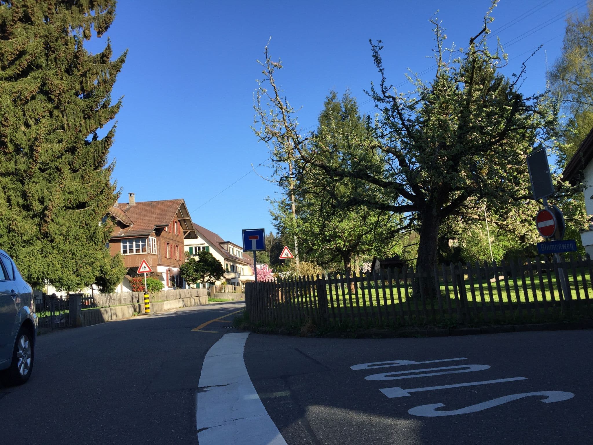 Street view near Bambus Gauch GmbH, Ittigen — © trac71 (CC BY-SA · Mapillary)