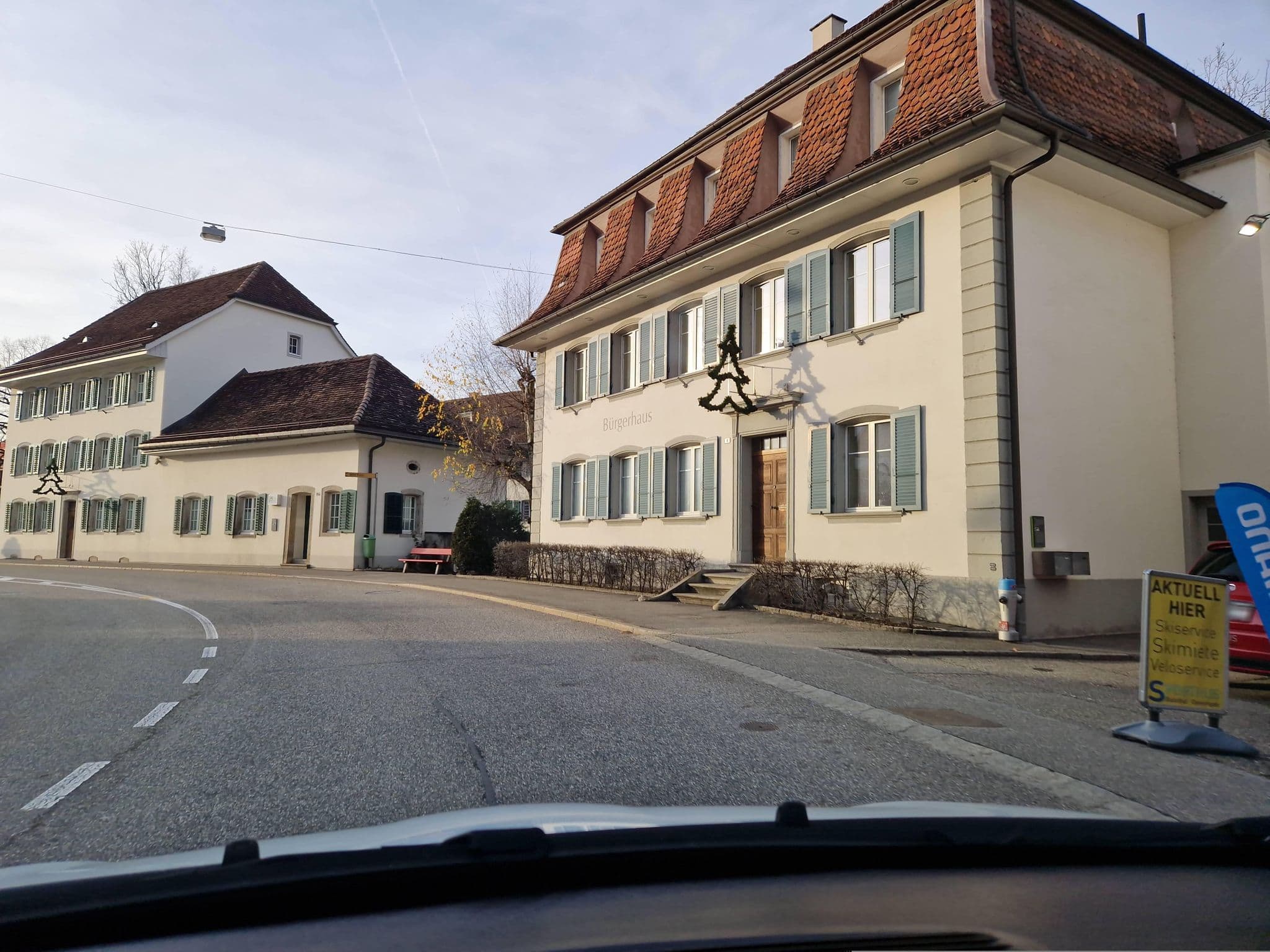 Street view near Hotel Balsthal - Kreuz Kornhaus Rössli, Balsthal — © chrisbeddow (CC BY-SA · Mapillary)