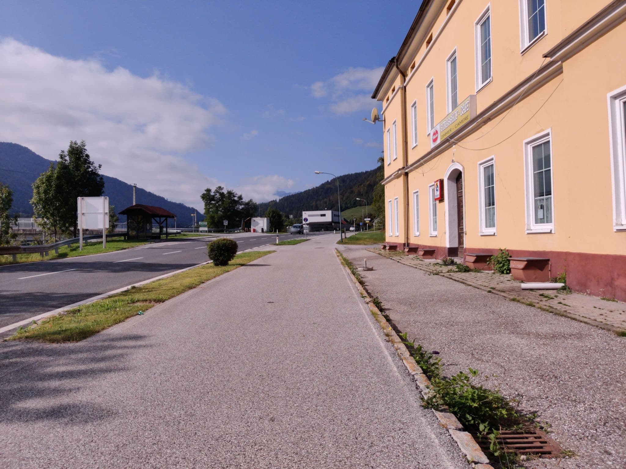 Street view near Hallo Bar Gasthaus, Arnoldstein — © aceini (CC BY-SA · Mapillary)
