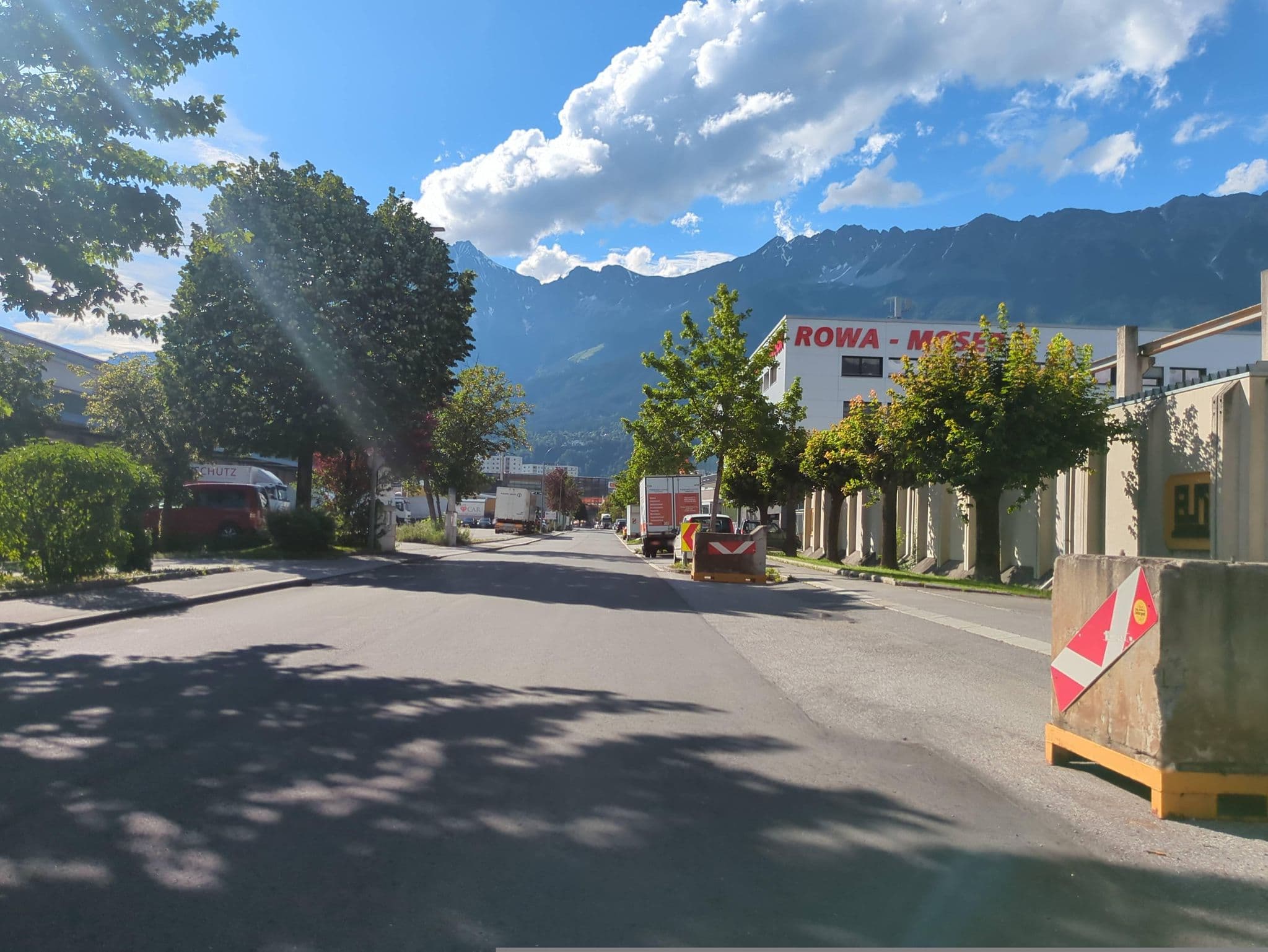 Street view near Alpenhotel, Pradl — © innsbruck-barrierefrei (CC BY-SA · Mapillary)