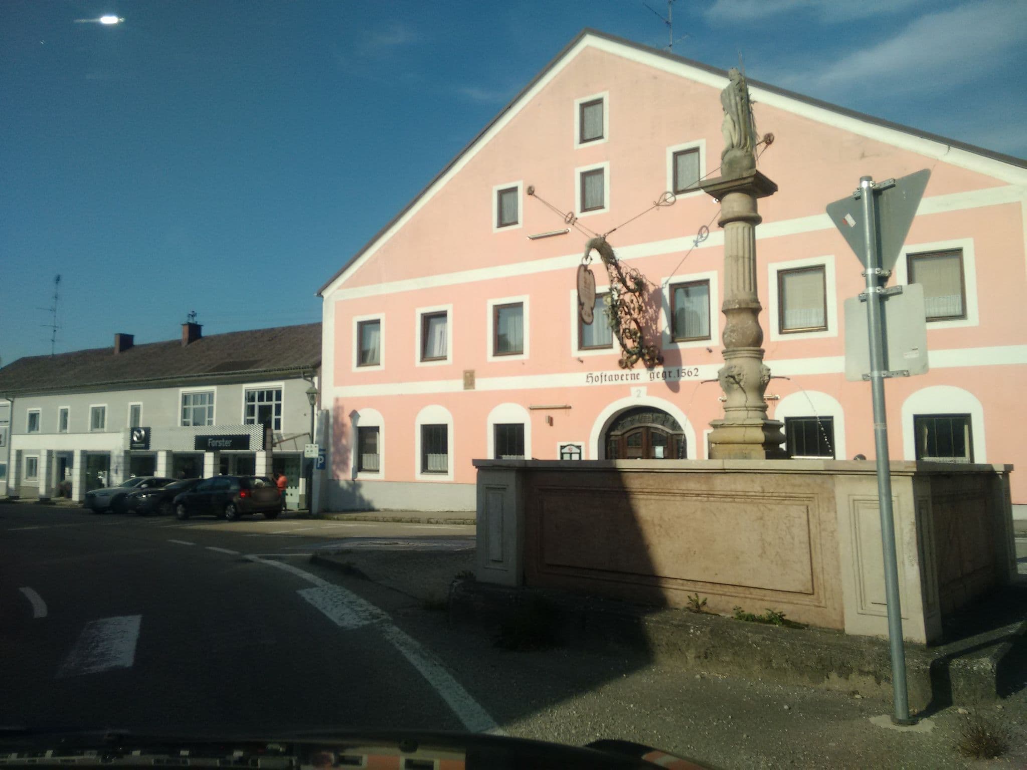 Street view near Hoftaverne Betriebs GmbH, Ranshofen — © gzin (CC BY-SA · Mapillary)