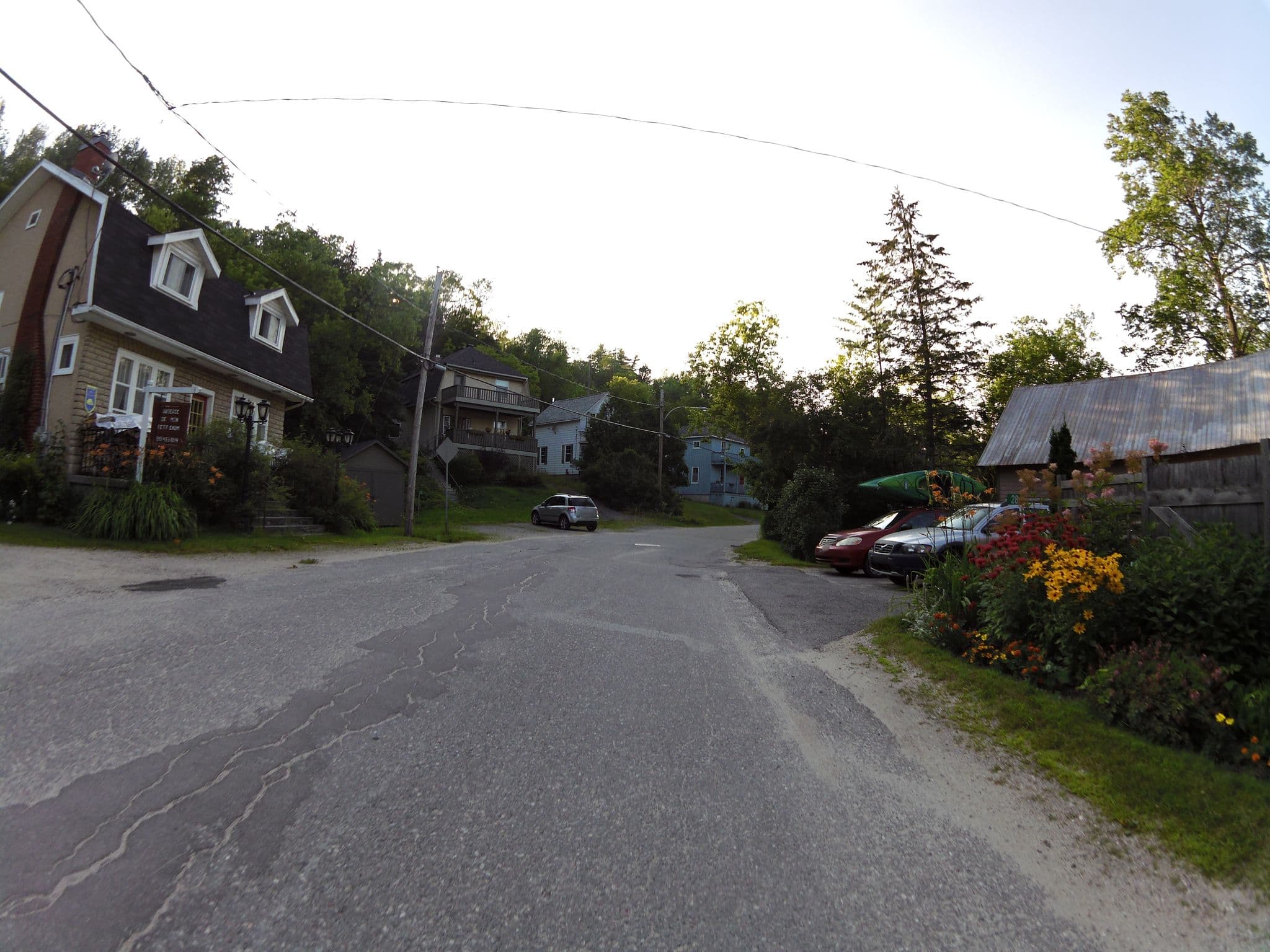 Street view near Auberge de Mon Petit Chum, Wakefield — © mronewheeldrive (CC BY-SA · Mapillary)