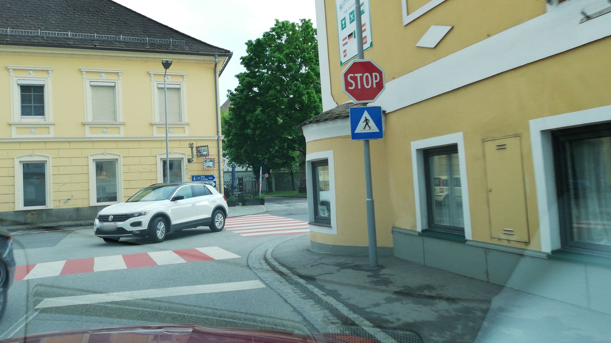 Street view near Gasthof Kirchenwirt, Sankt Valentin — © gzin (CC BY-SA · Mapillary)