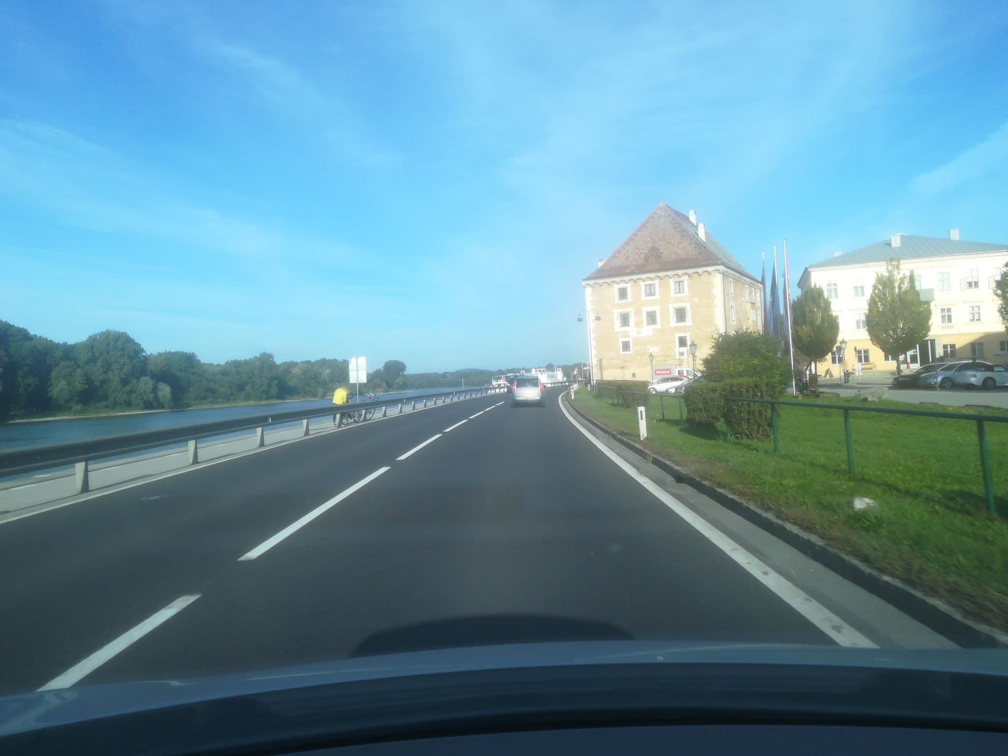 Street view near Hotel Restaurant Zum Donaueck, Ufer — © stefan4614 (CC BY-SA · Mapillary)