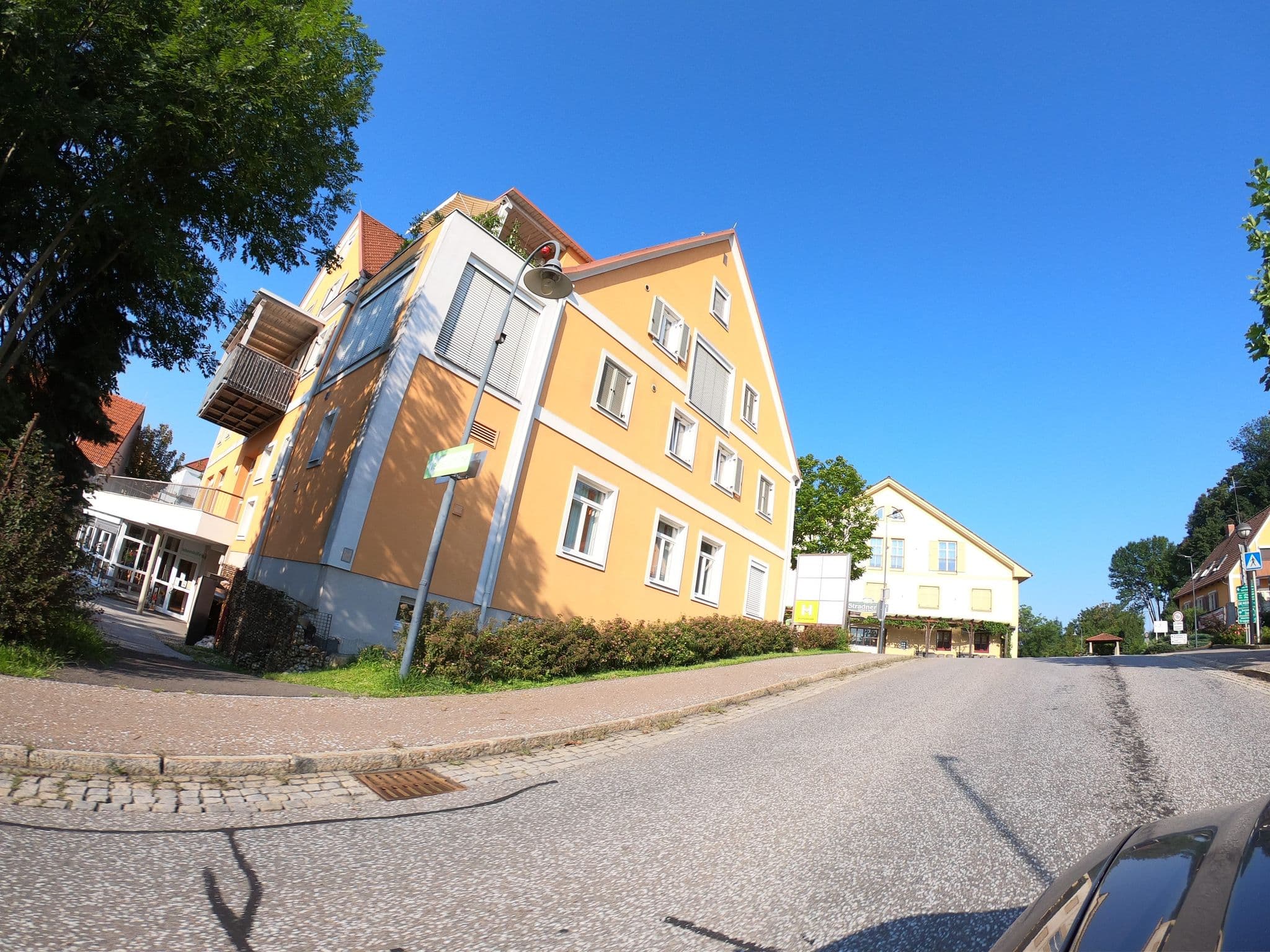 Street view near Stradnerhof Scharfy's Gasthof, Bad Gleichenberg — © richlv (CC BY-SA · Mapillary)