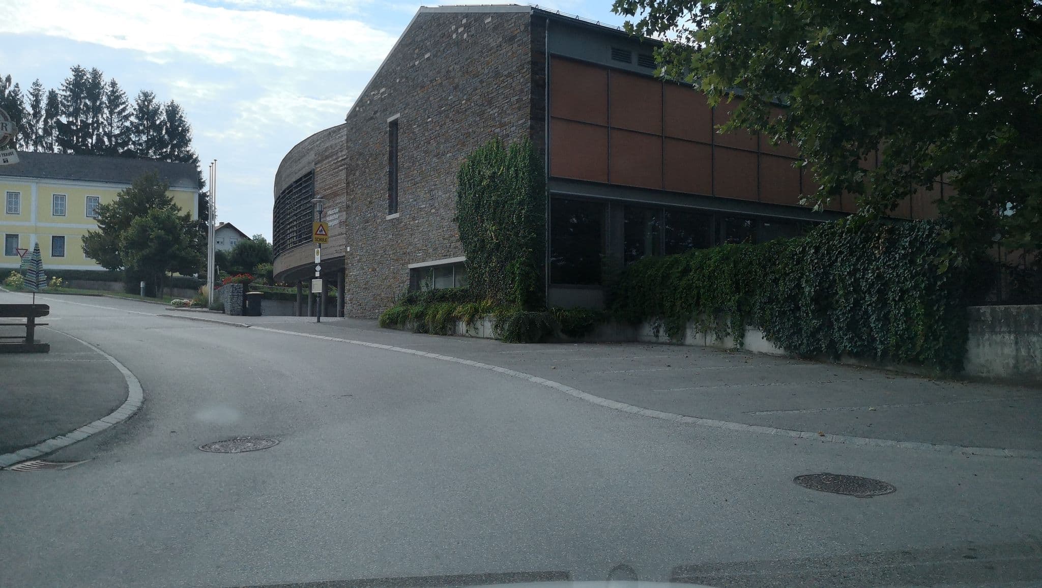 Street view near Gasthaus Zur Blauen Traube, Stephanshart — © schu_r (CC BY-SA · Mapillary)
