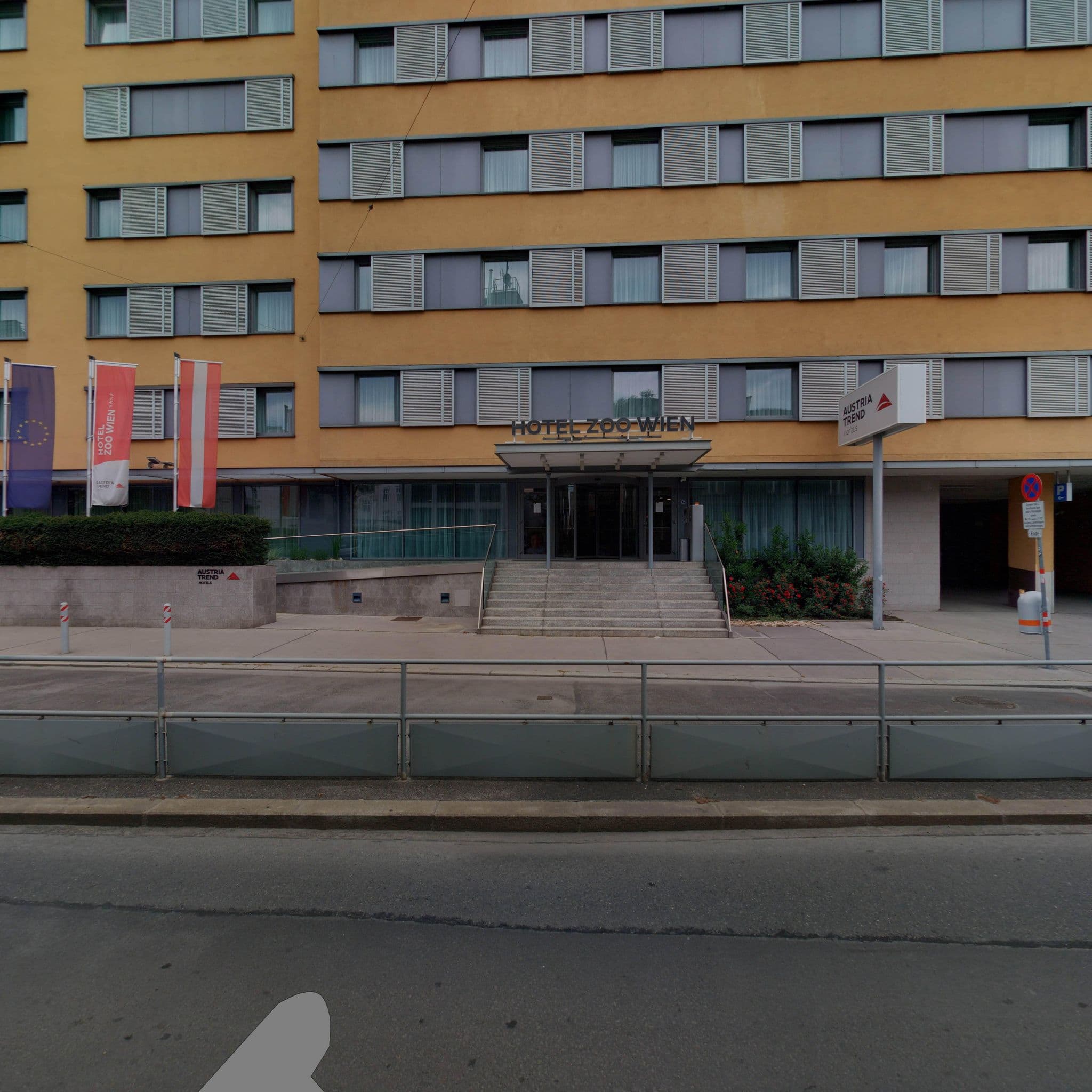 Street view near Courtyard By Marriott Zimmer 512, Fünfhaus — © eliasgander (CC BY-SA · Mapillary)