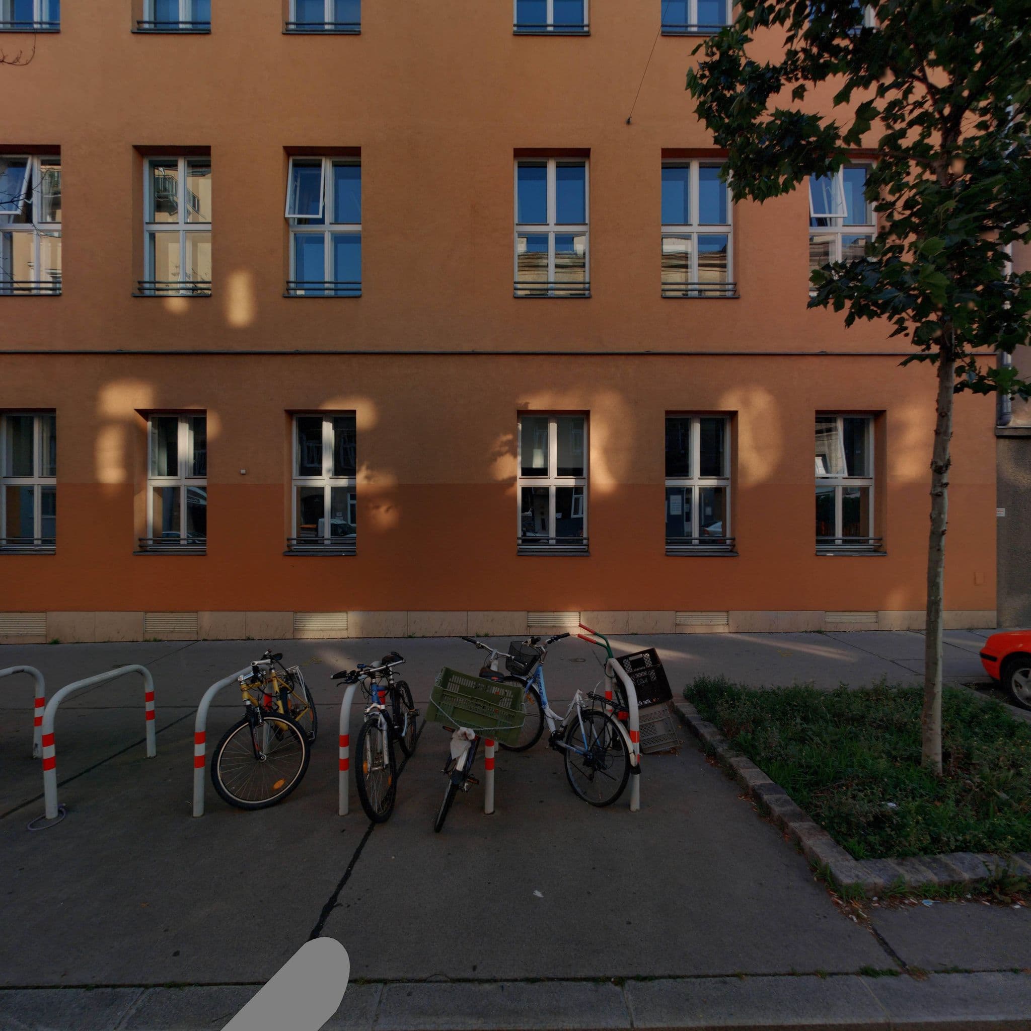 Street view near Hazienda Apartments, Favoriten — © eliasgander (CC BY-SA · Mapillary)