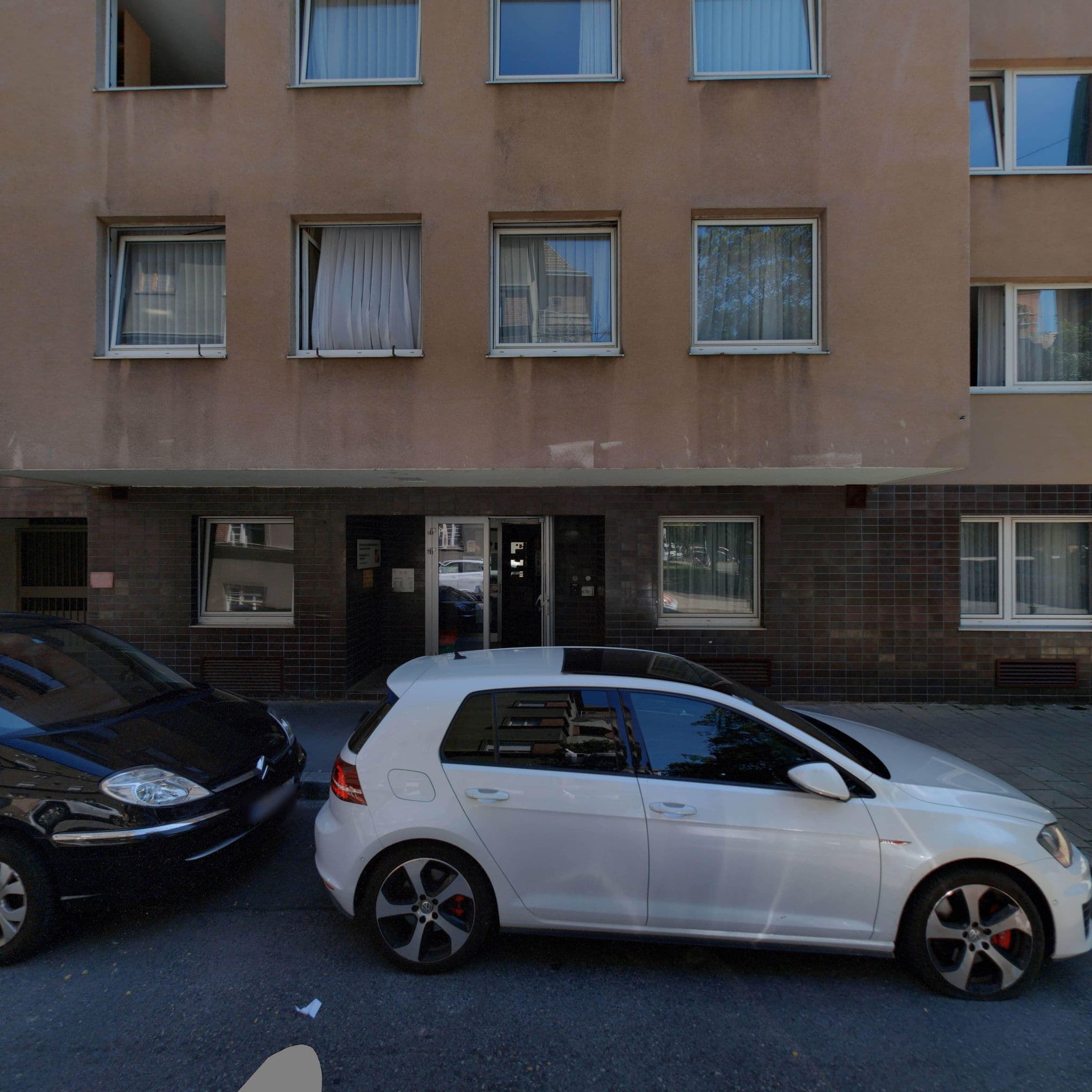 Street view near ÖJAB-Haus Niederösterreich 2, Jugendwohnheim, Brigittenau — © eliasgander (CC BY-SA · Mapillary)