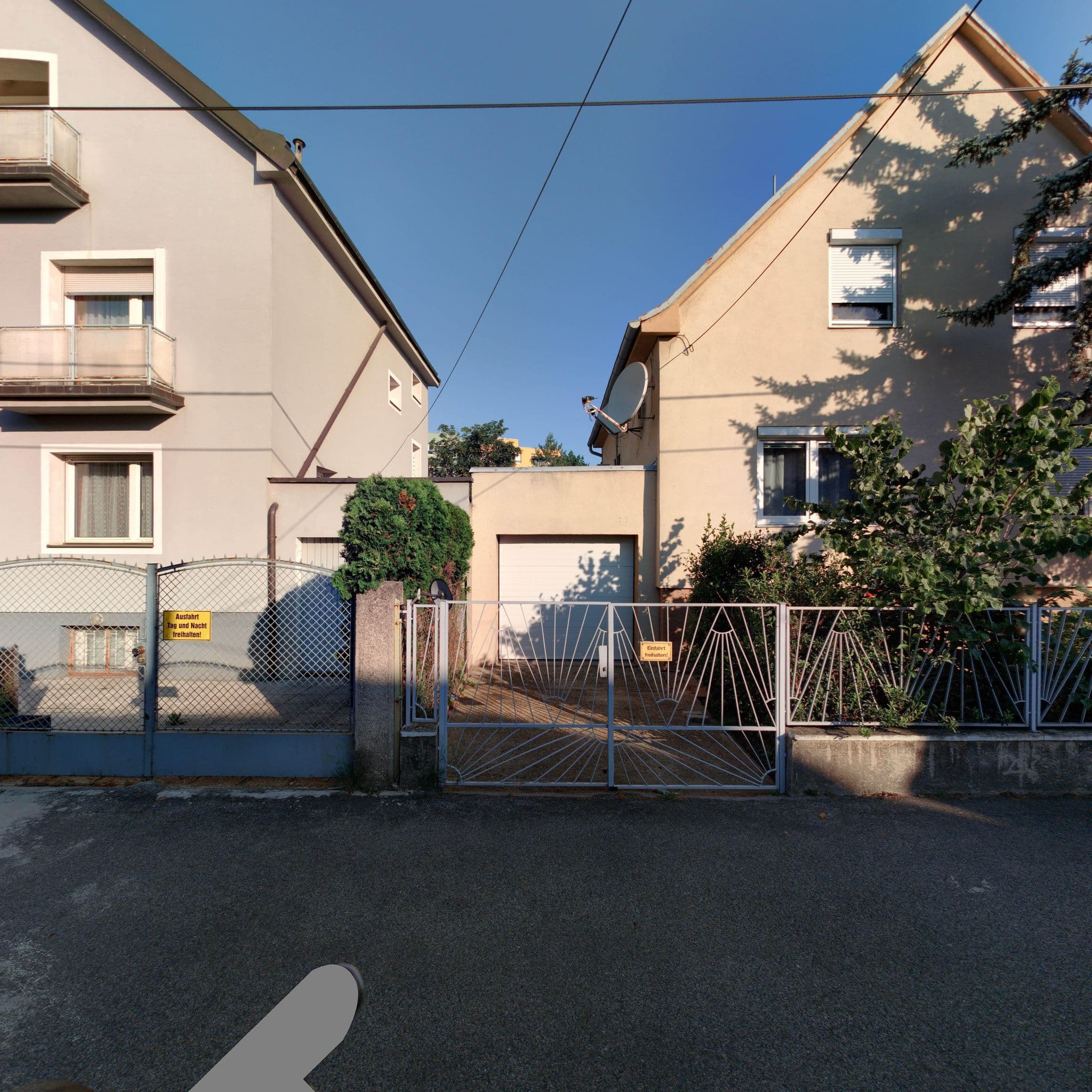 Street view near Garden Apartment Donau-City, Donaustadt — © eliasgander (CC BY-SA · Mapillary)
