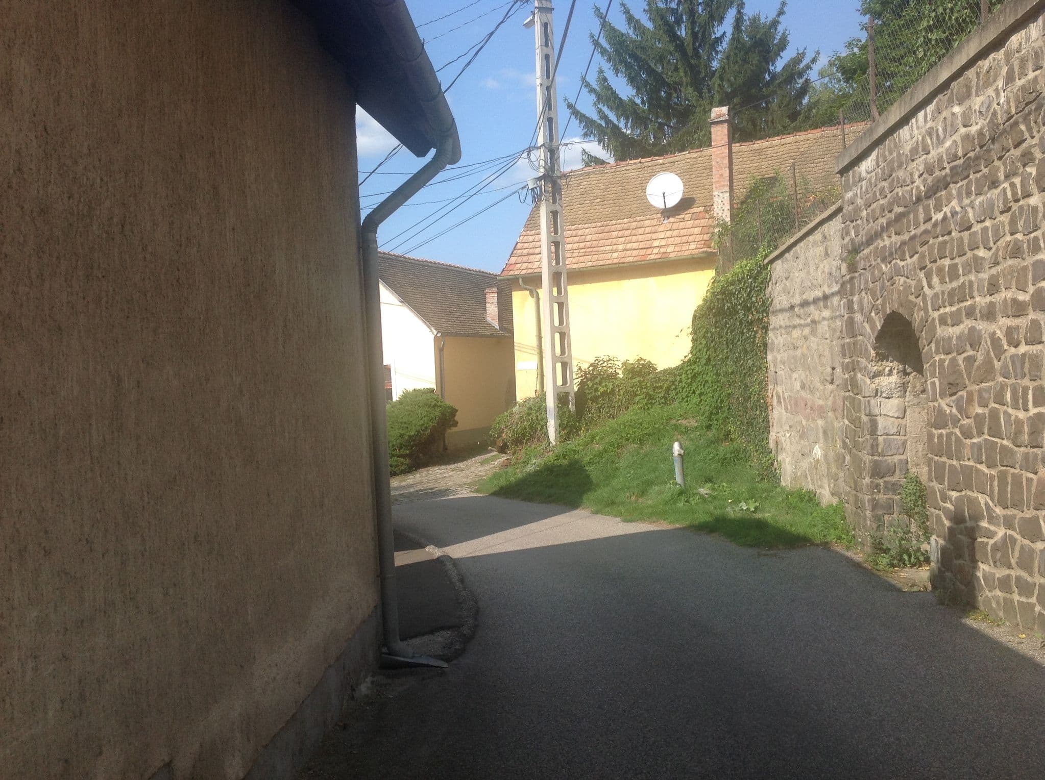 Street view near Zách Klára Utcai Apartman, Visegrád — © osm1012 (CC BY-SA · Mapillary)