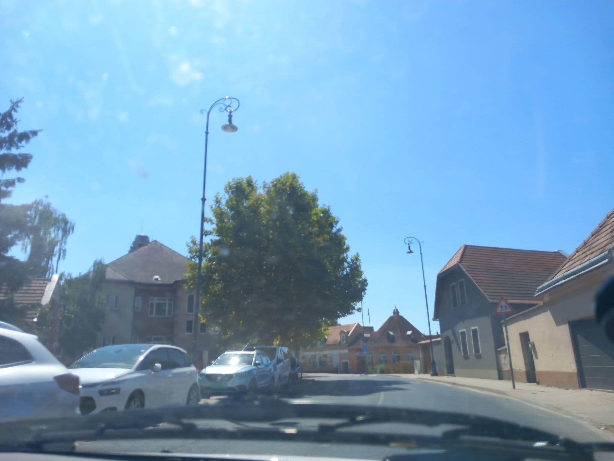 Street view near Fekete Sas Motel, Esztergom — © grozsa11 (CC BY-SA · Mapillary)