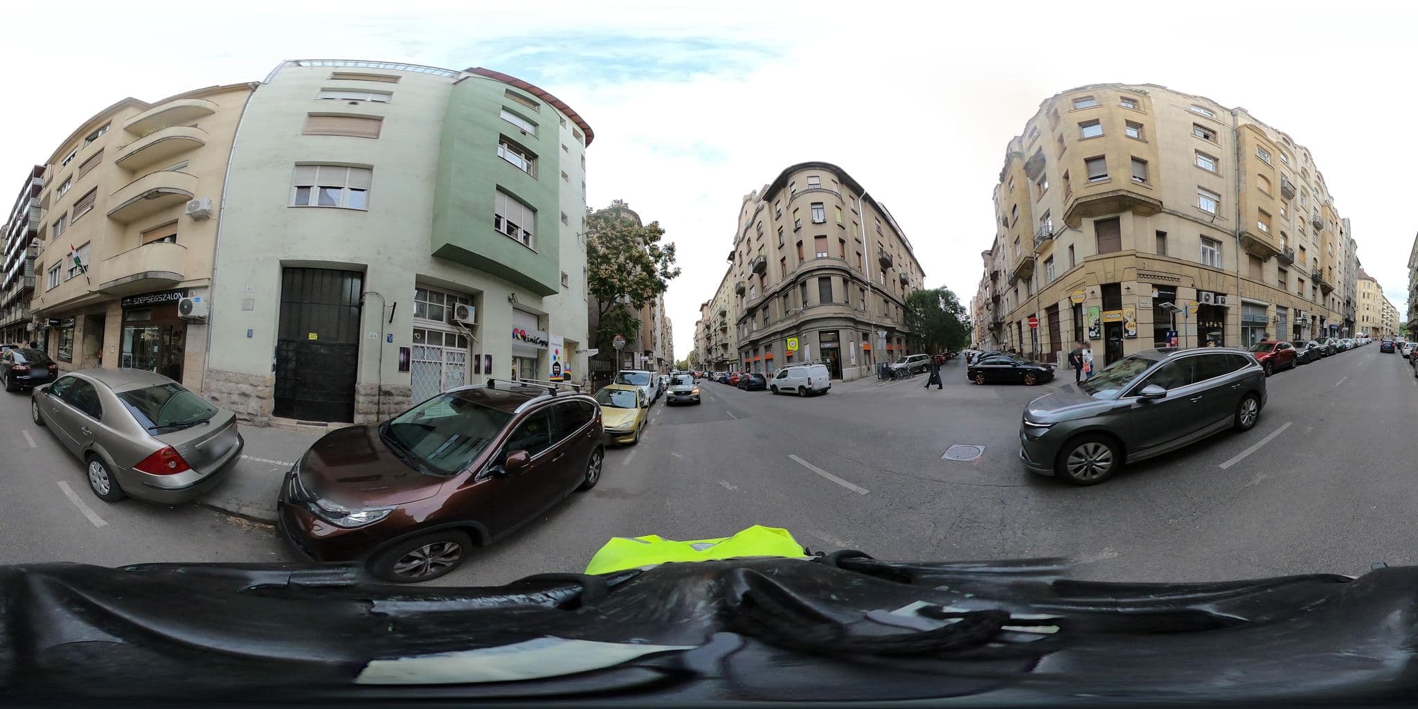 Street view near Tara Youth Hostel, Gellérthegy — © grozsa11 (CC BY-SA · Mapillary)
