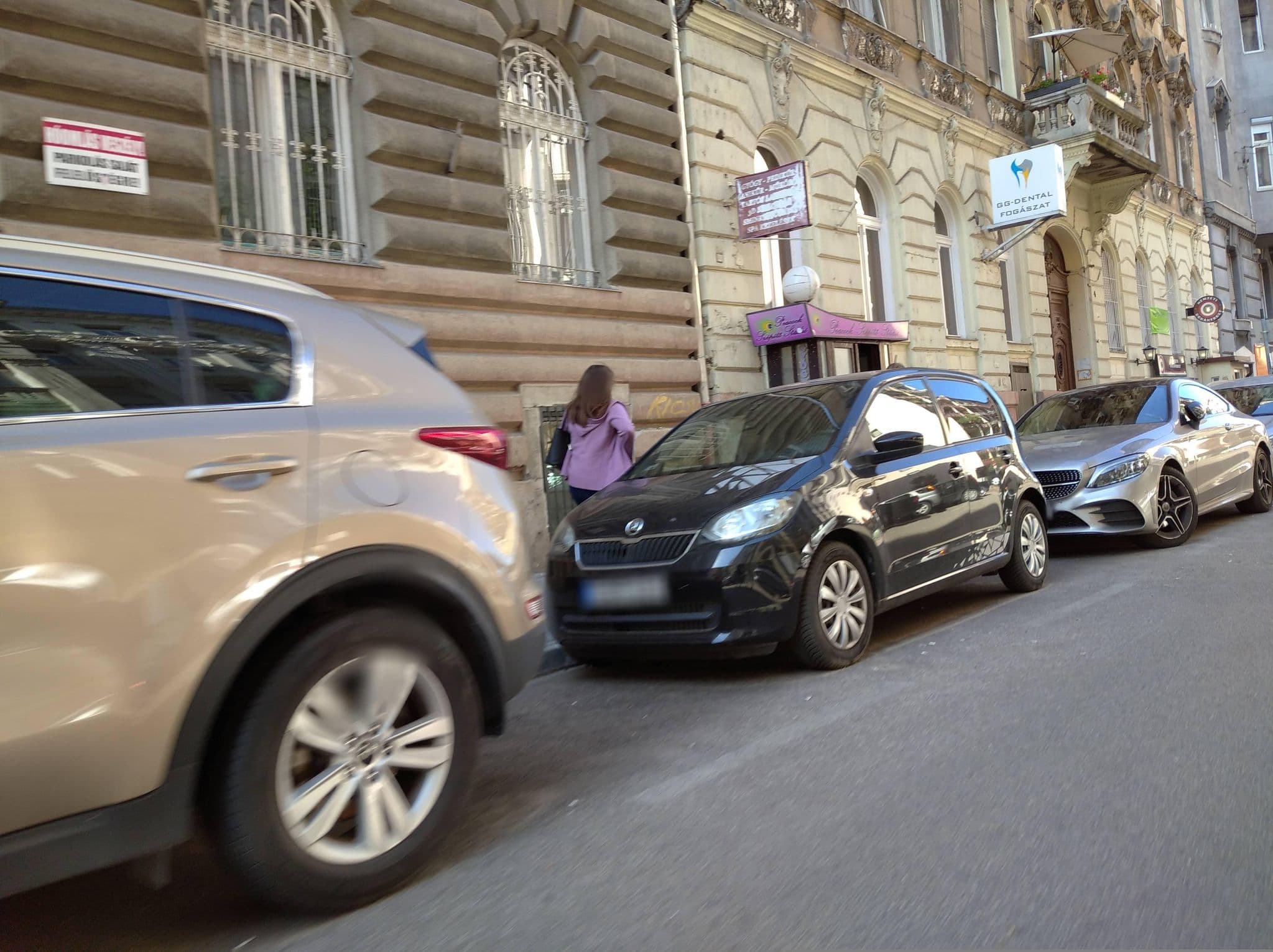 Street view near Roland Apartments, Újlipótváros — © grozsa11 (CC BY-SA · Mapillary)