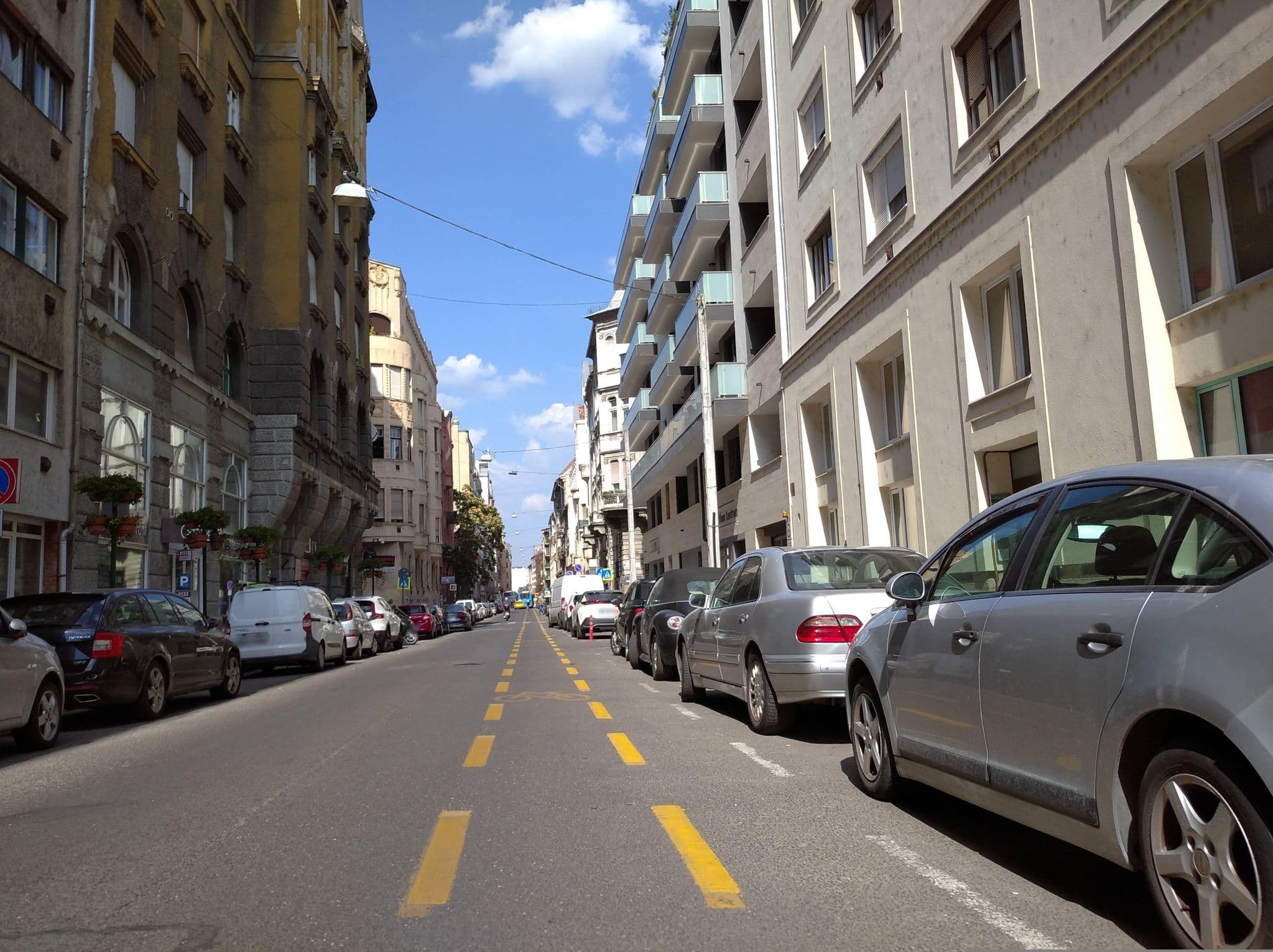 Street view near Matt & Lilli Airbnb, Újlipótváros — © grozsa11 (CC BY-SA · Mapillary)