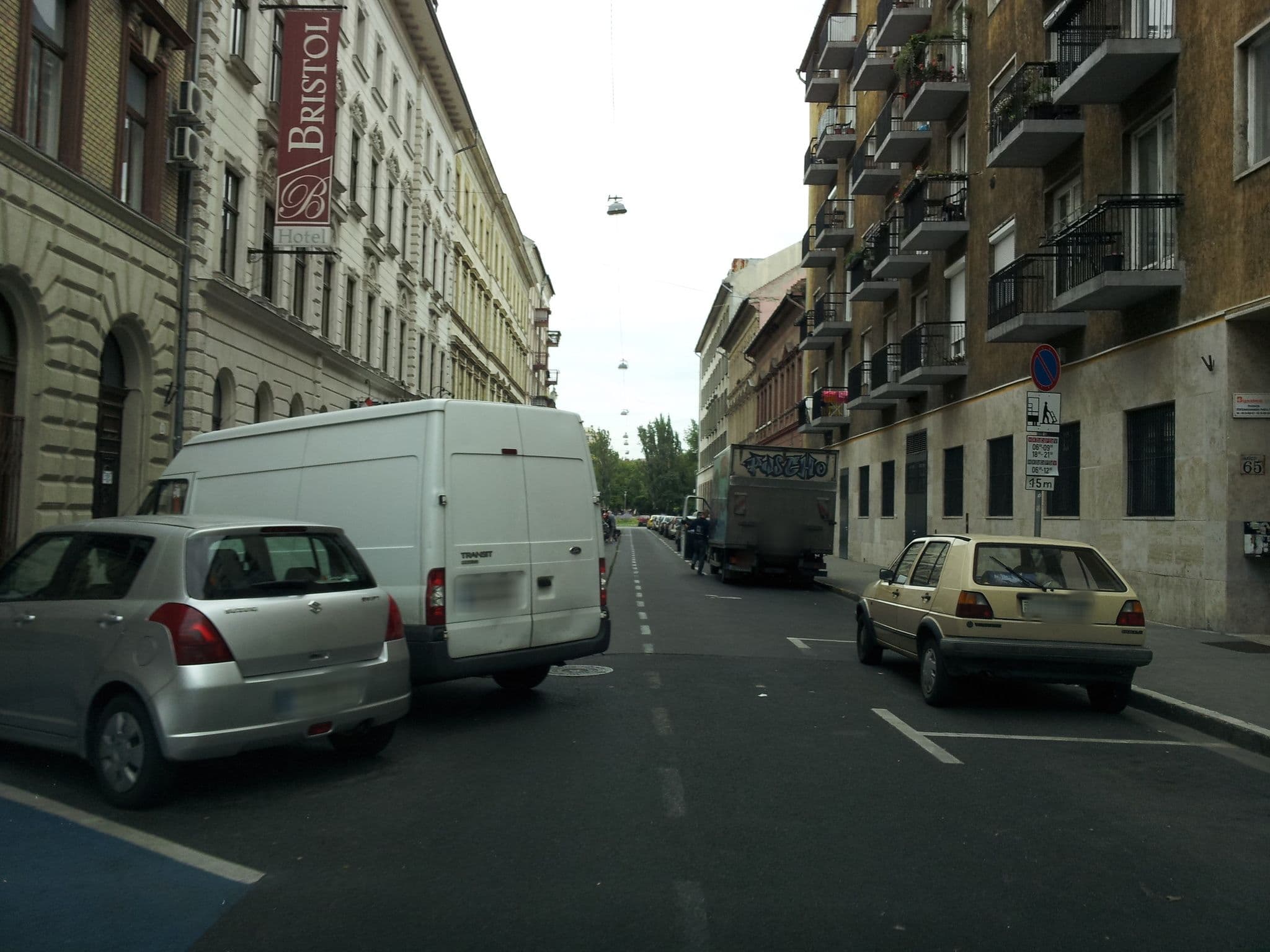 Street view near Elit Hotel, Népszínháznegyed — © kolesajr (CC BY-SA · Mapillary)
