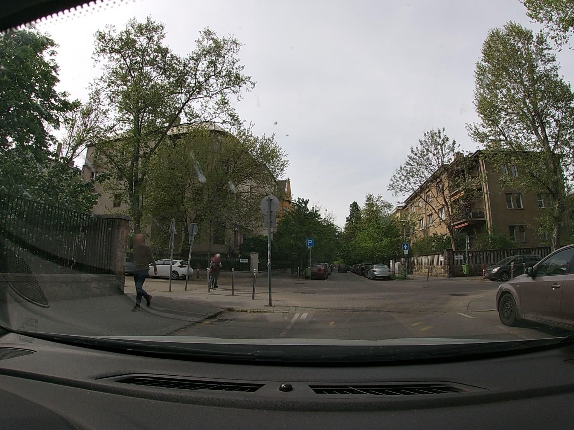 Street view near Professzorok Háza Vendégház, Istvánmező — © vst (CC BY-SA · Mapillary)