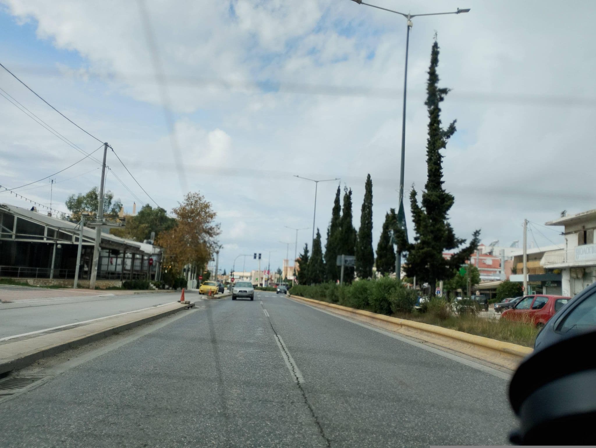 Street view near Les Amis Airport Hotel, Vári — © George_210 (CC BY-SA · Mapillary)