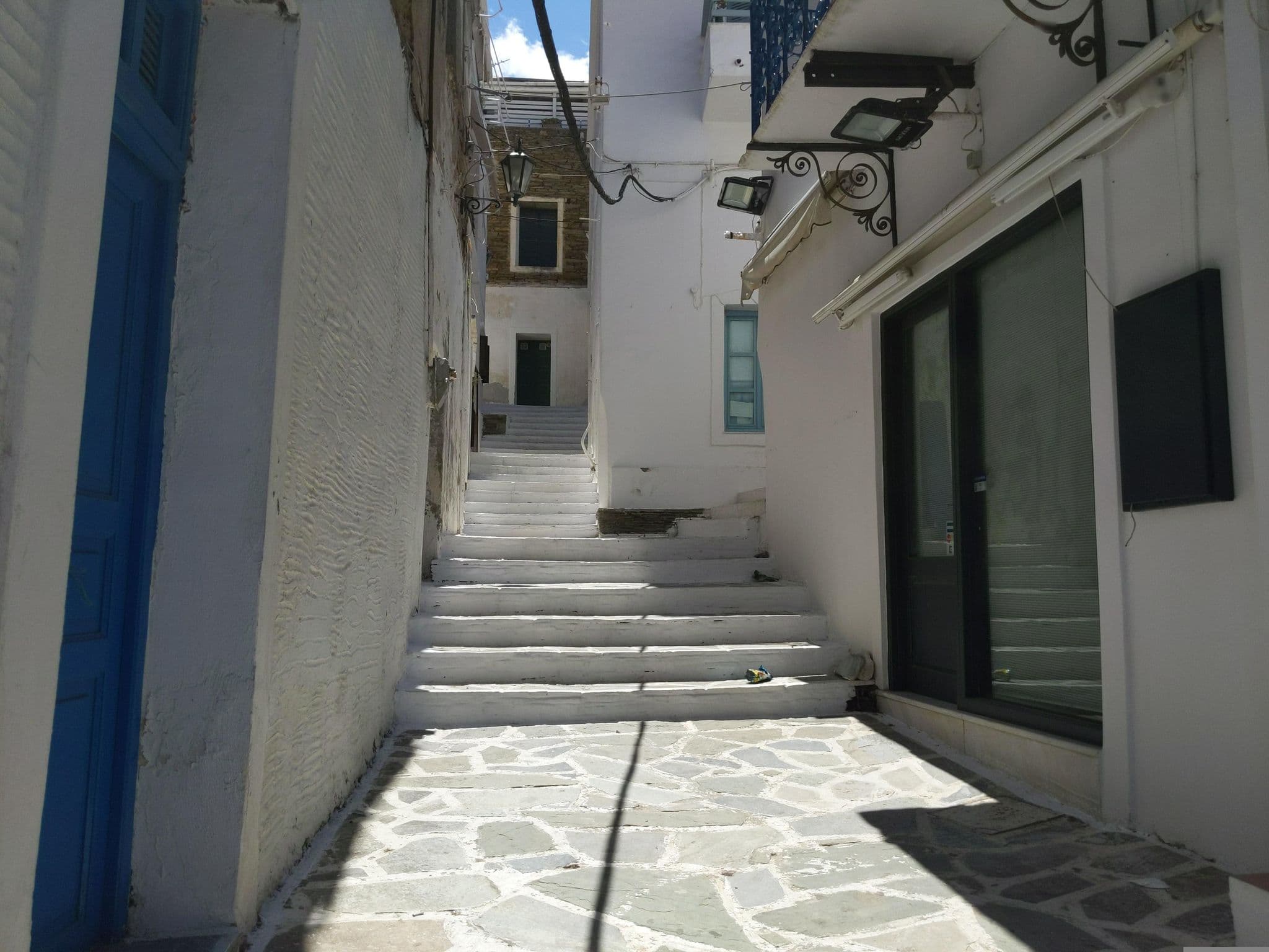 Street view near Adonis Guesthouse, Batsíon — © drid (CC BY-SA · Mapillary)