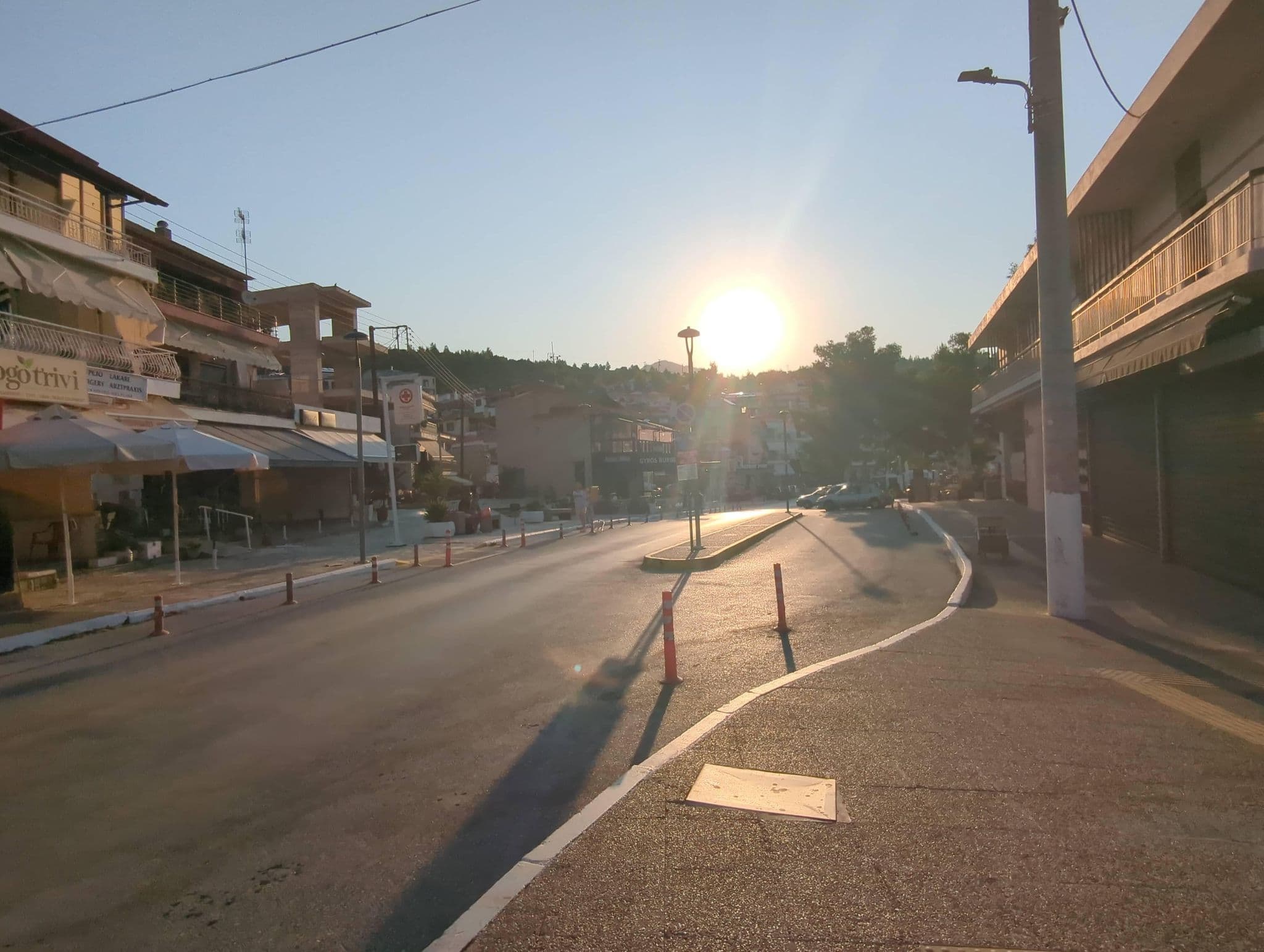 Street view near Papagalos Hotel, Néos Marmarás — © tr_ck3em (CC BY-SA · Mapillary)