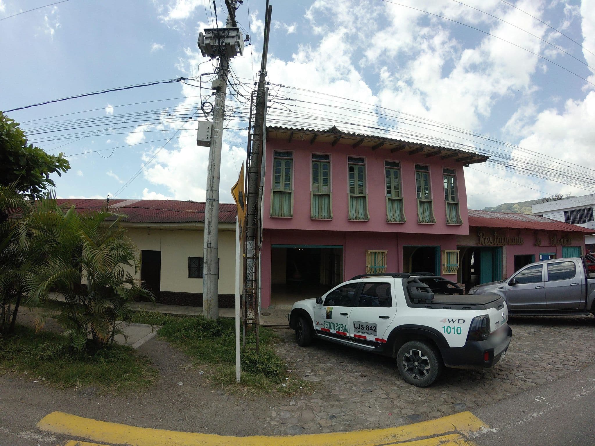 Street view near Hotel Del Real Agrado, Guaduas — © angoca (CC BY-SA · Mapillary)